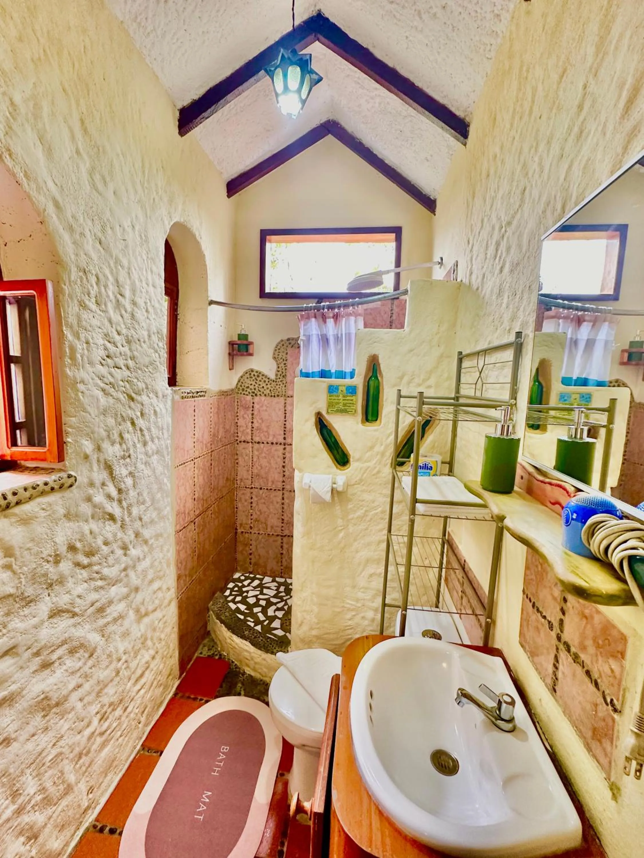 Bathroom in Casa del Lago Lodging House