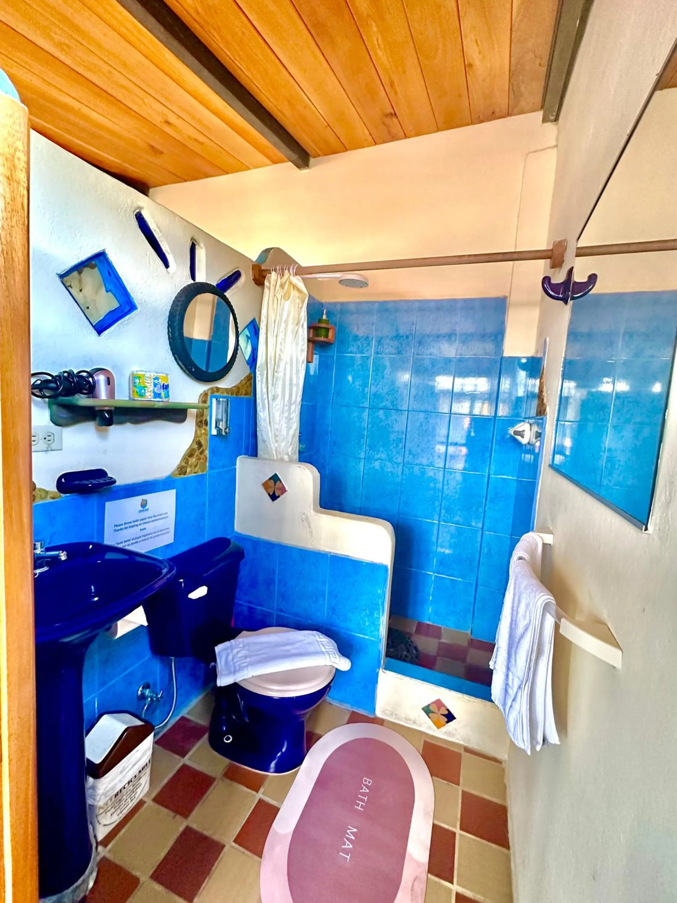 Bathroom in Casa del Lago Lodging House