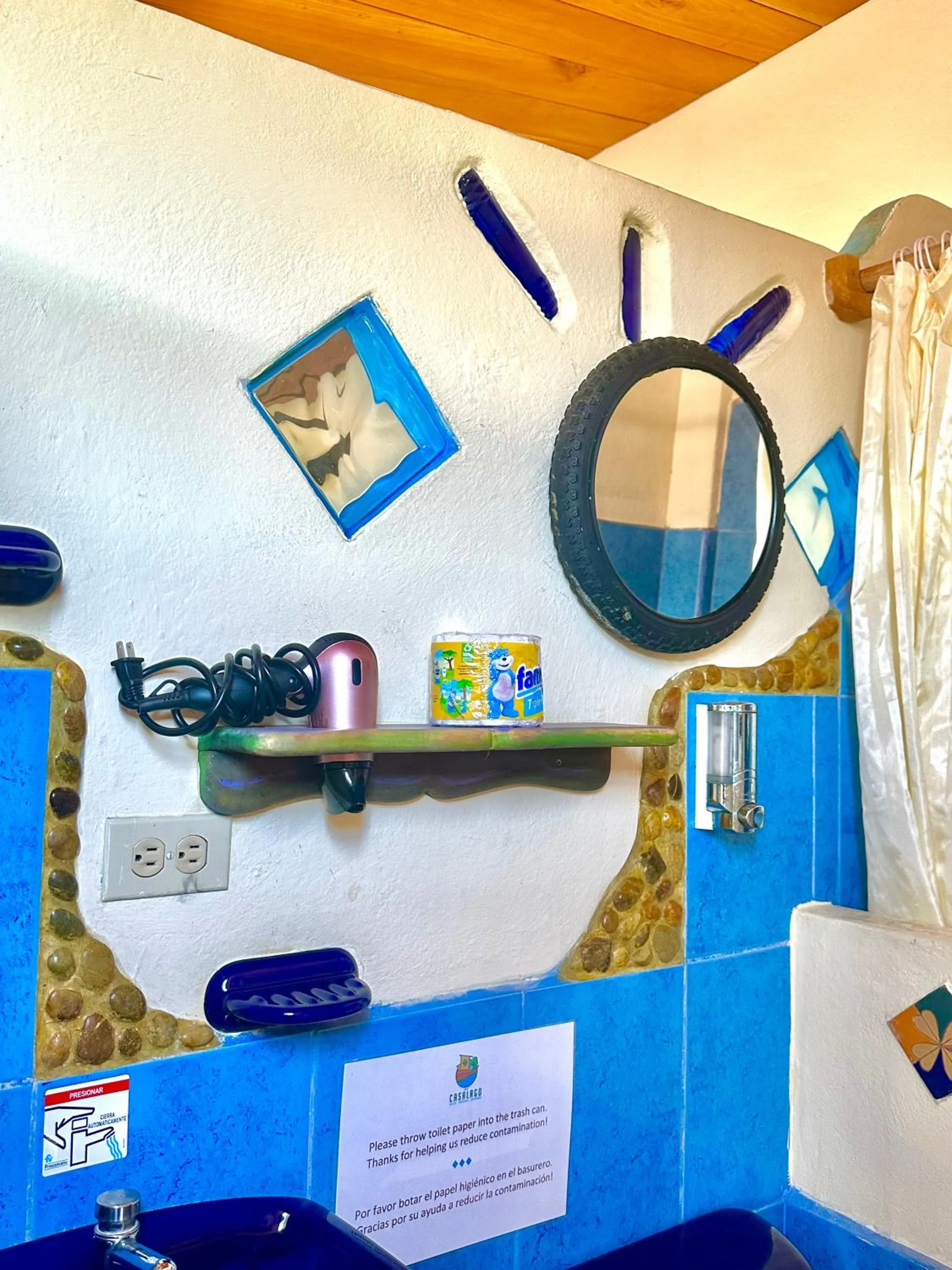 Bathroom in Casa del Lago Lodging House