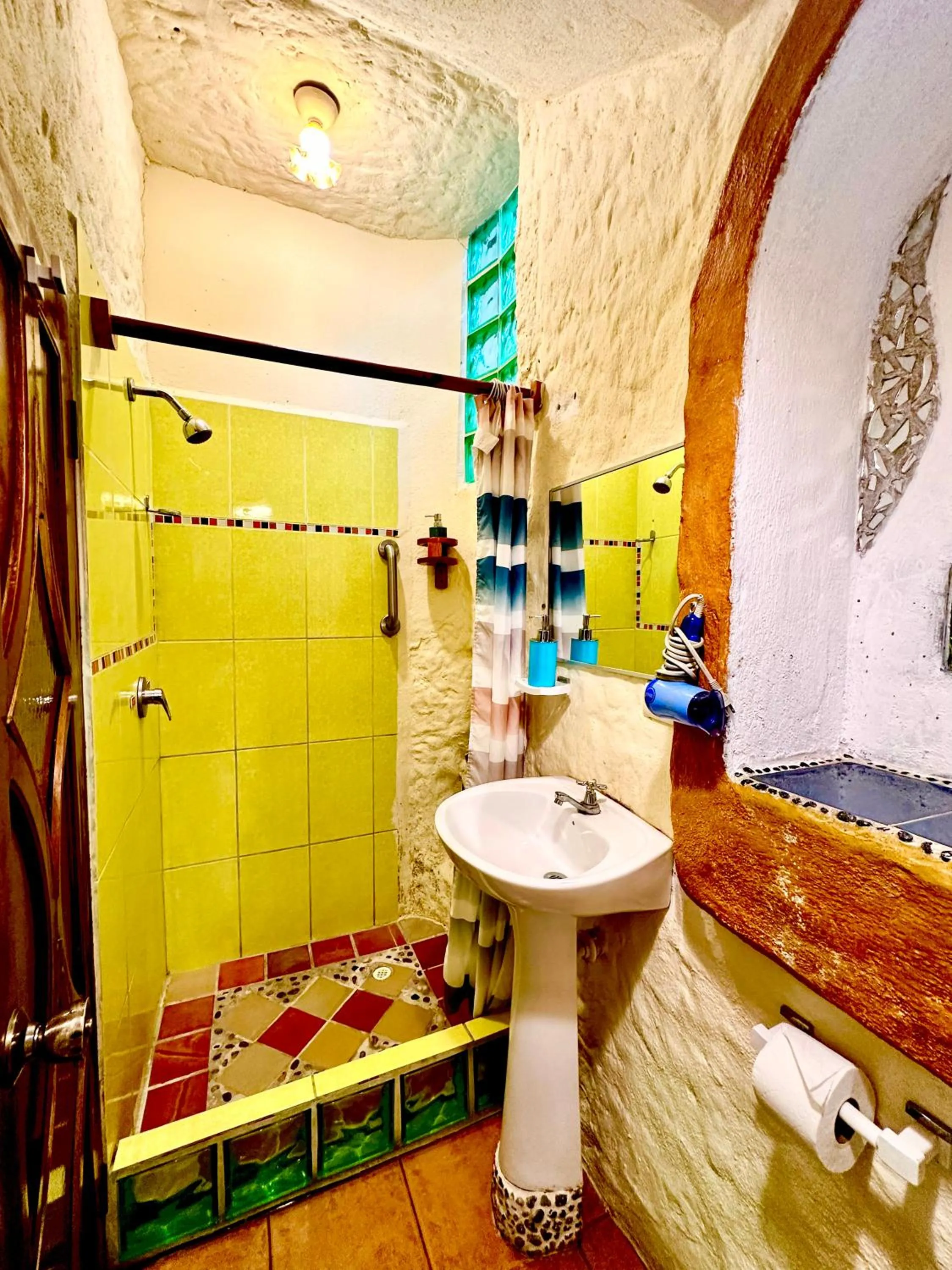 Shower in Casa del Lago Lodging House