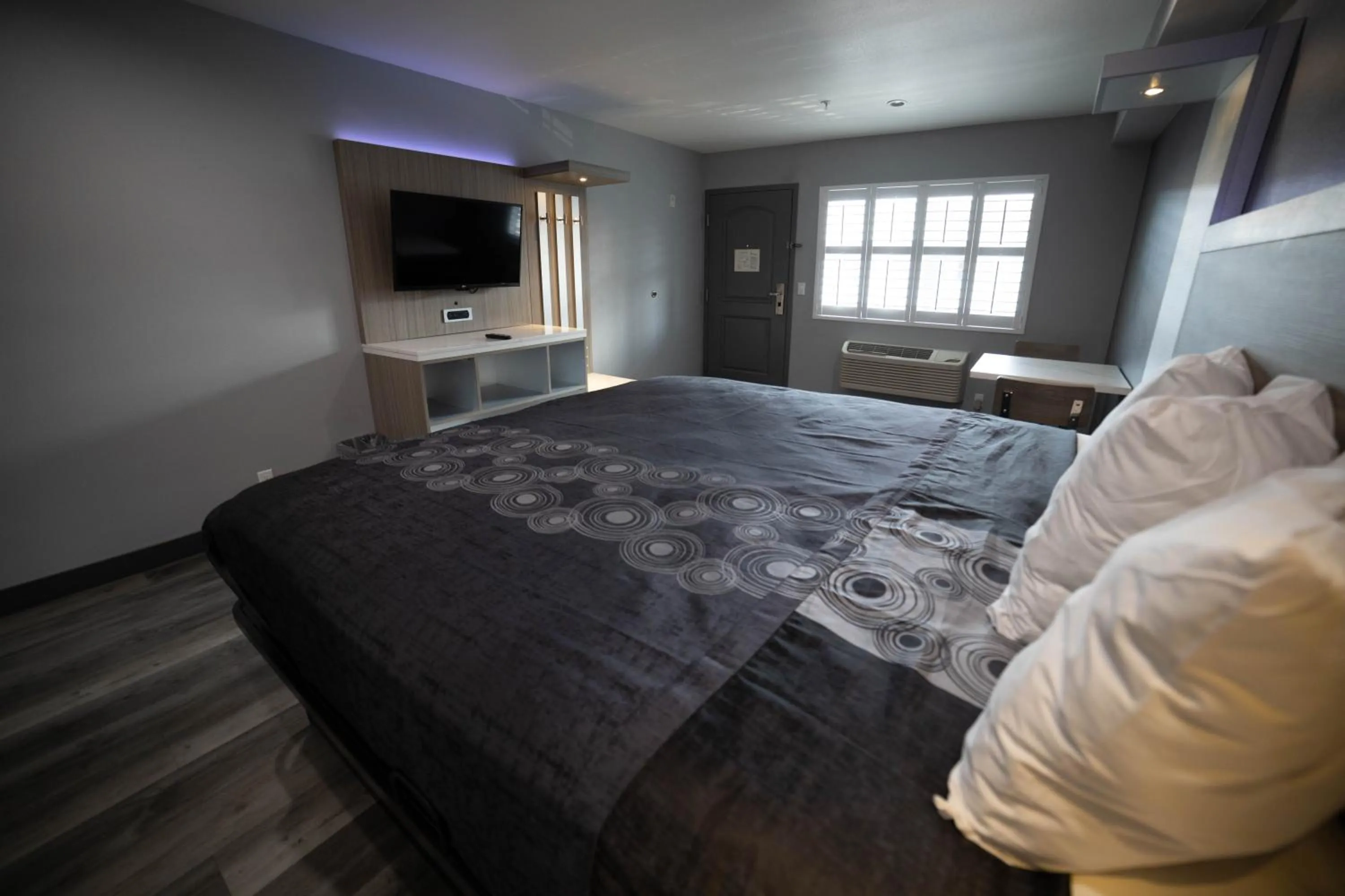 Bedroom, Bed in Travelodge by Wyndham Whittier