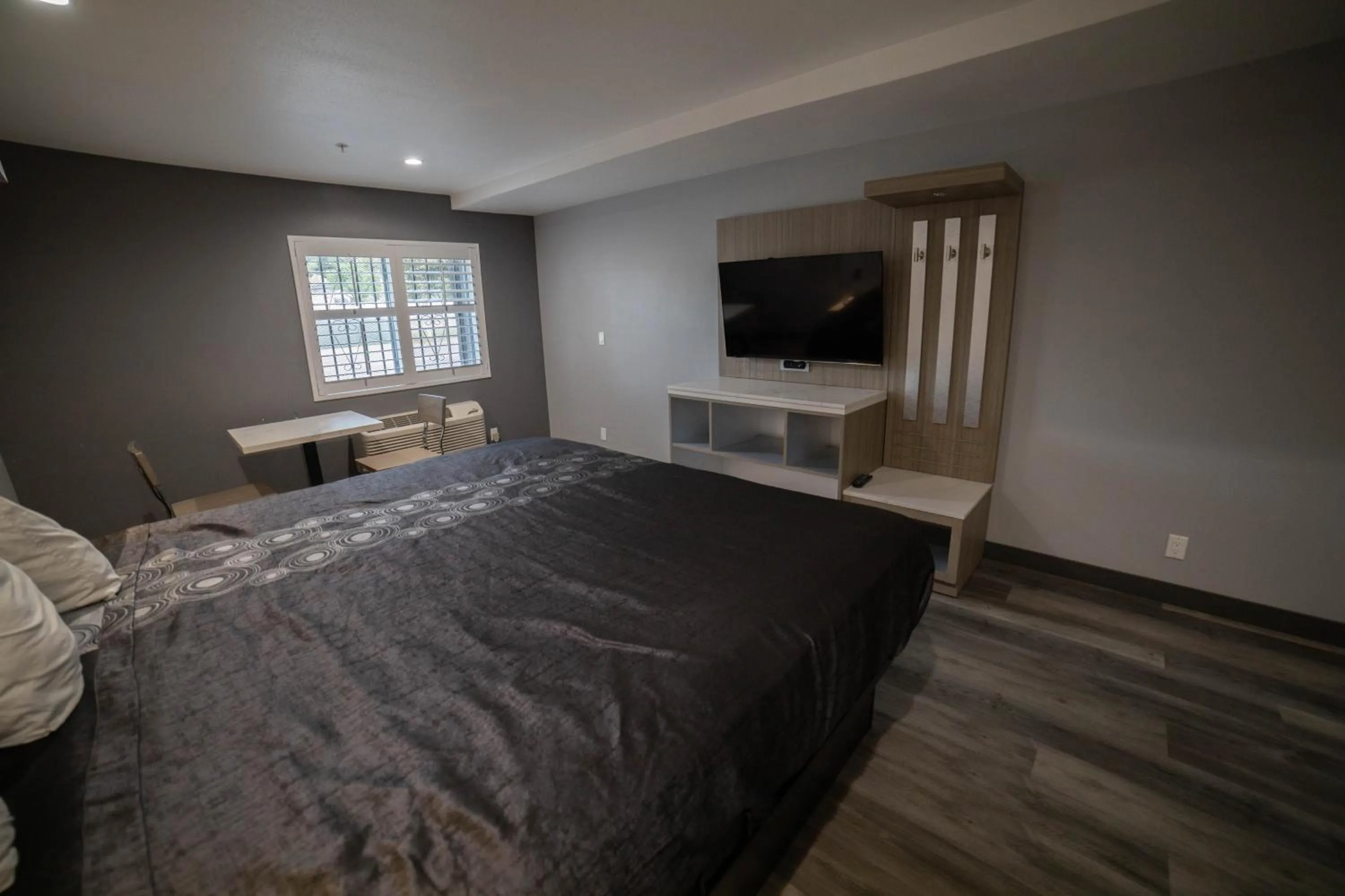 Bedroom, Bed in Travelodge by Wyndham Whittier