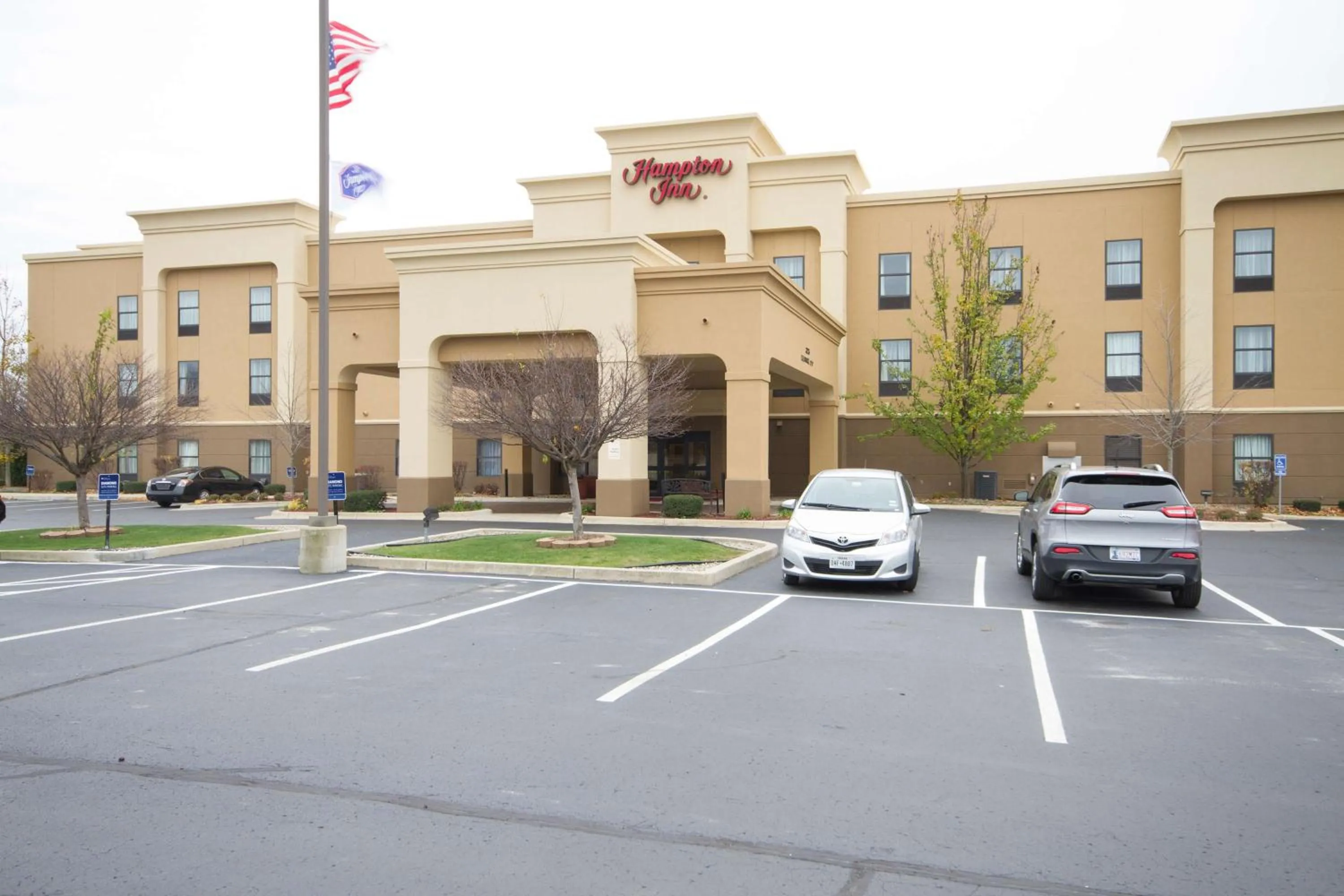 Property building in Hampton Inn Marshall