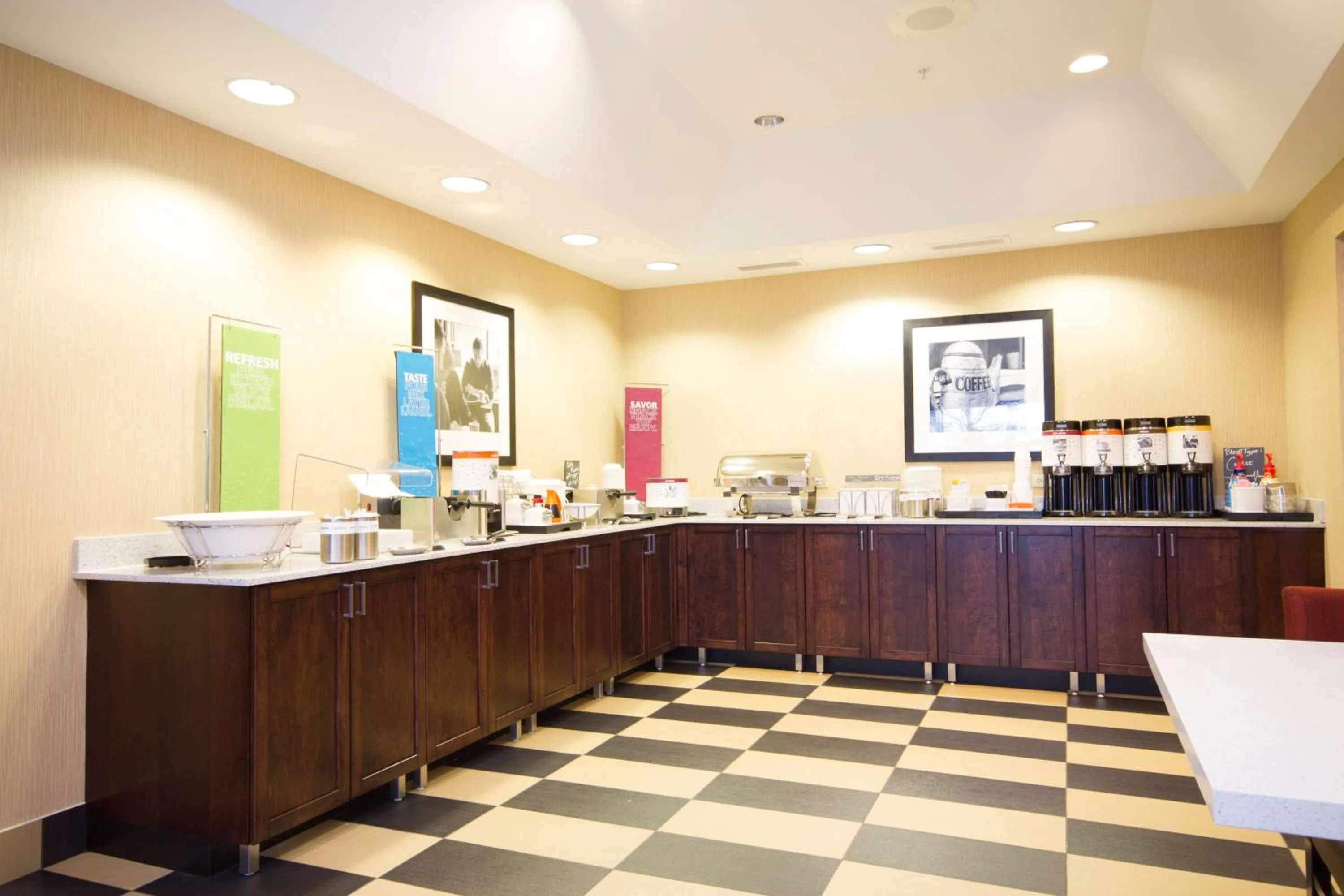 Dining area in Hampton Inn Marshall