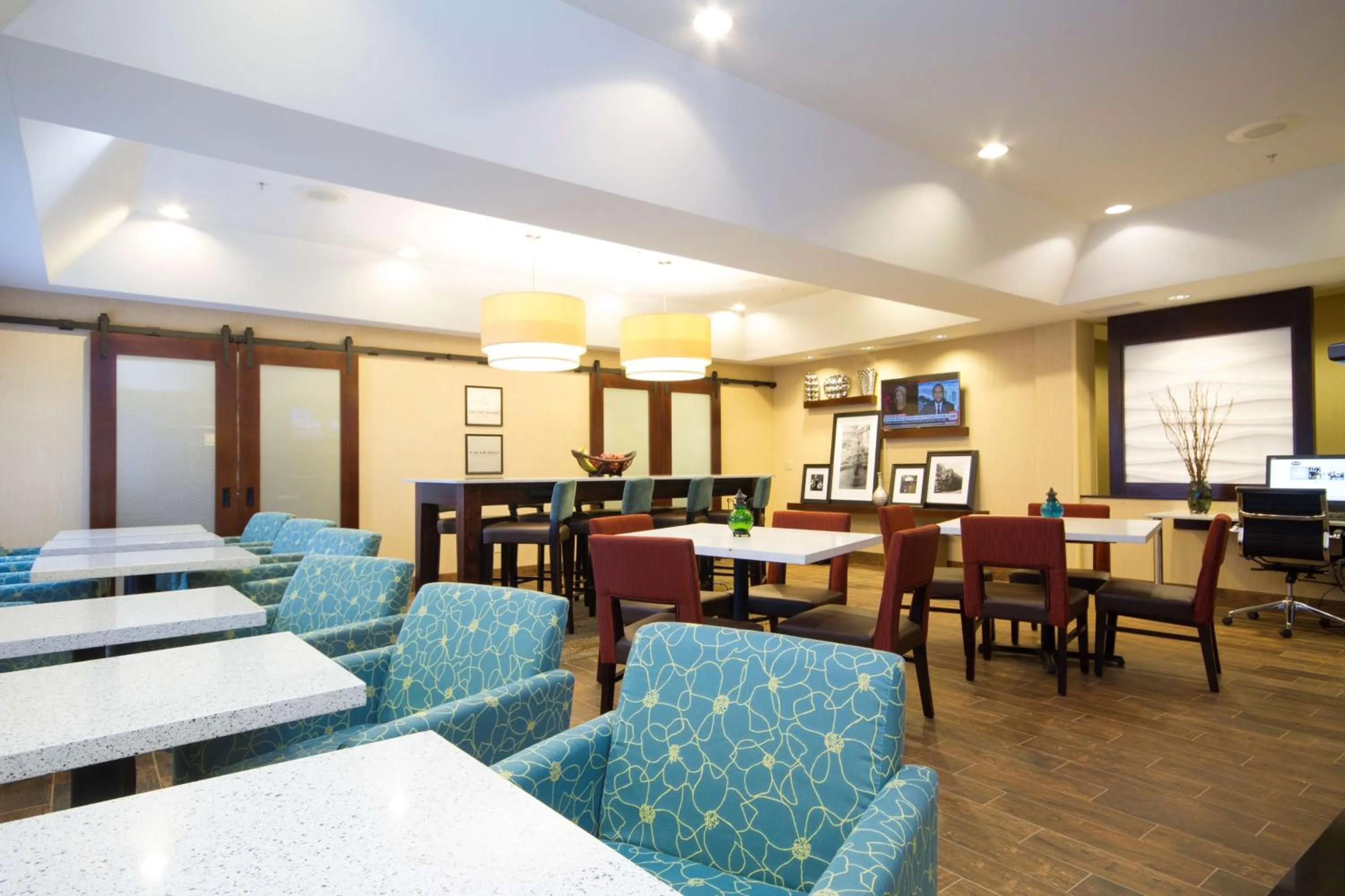 Restaurant/places to eat in Hampton Inn Marshall