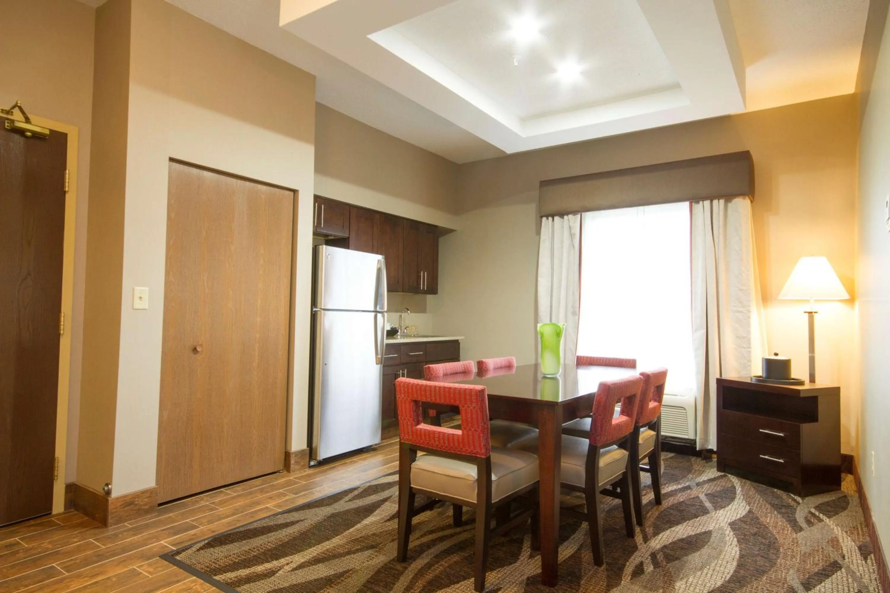 Living room in Hampton Inn Marshall