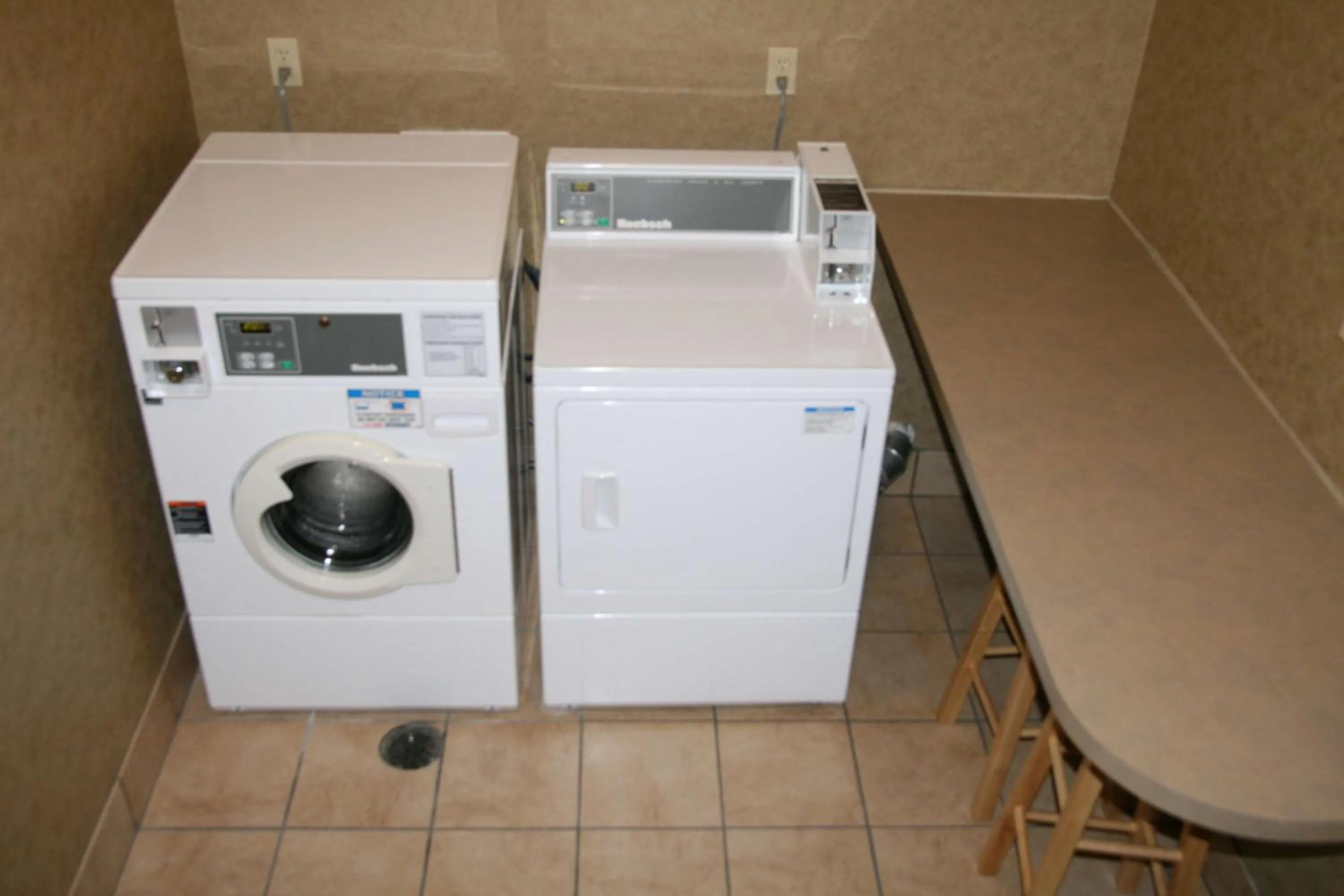 Property building in Hampton Inn Marshall