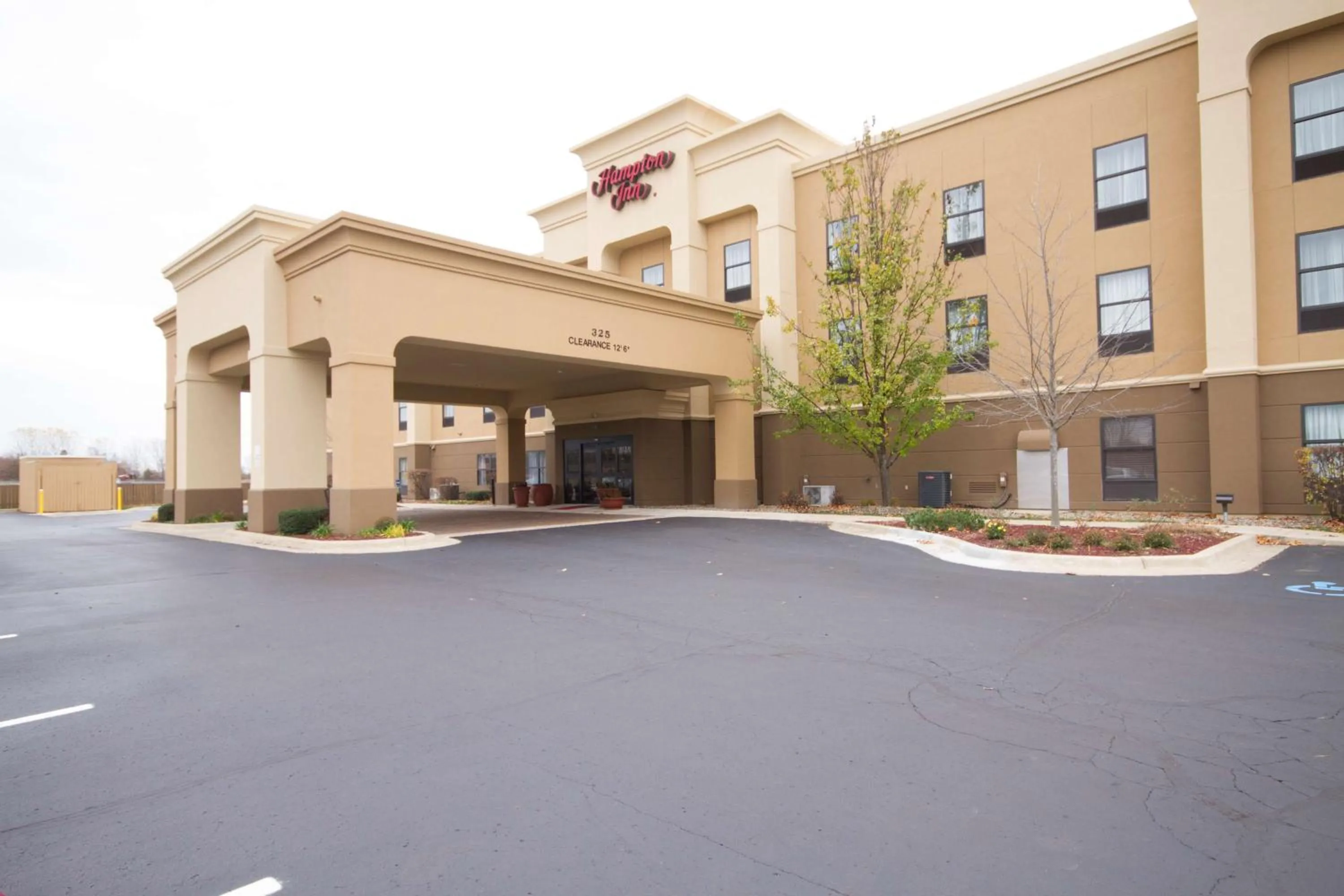 Property building in Hampton Inn Marshall
