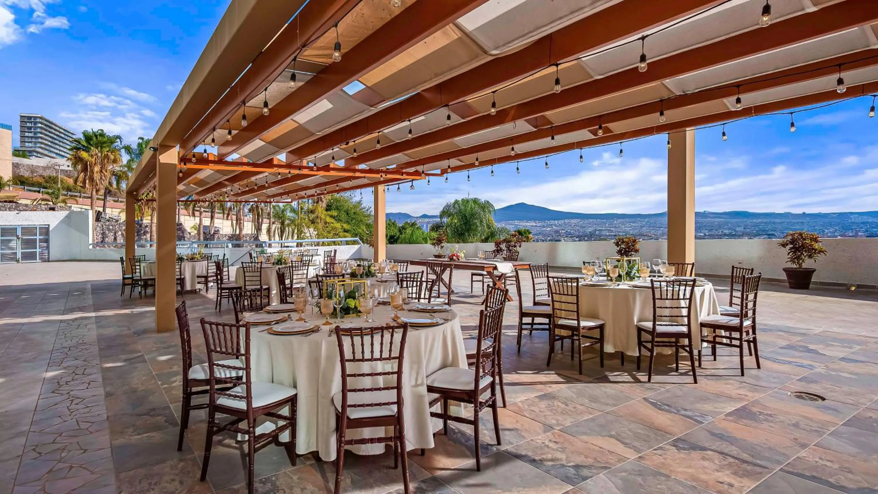 Restaurant/places to eat in Hilton Queretaro