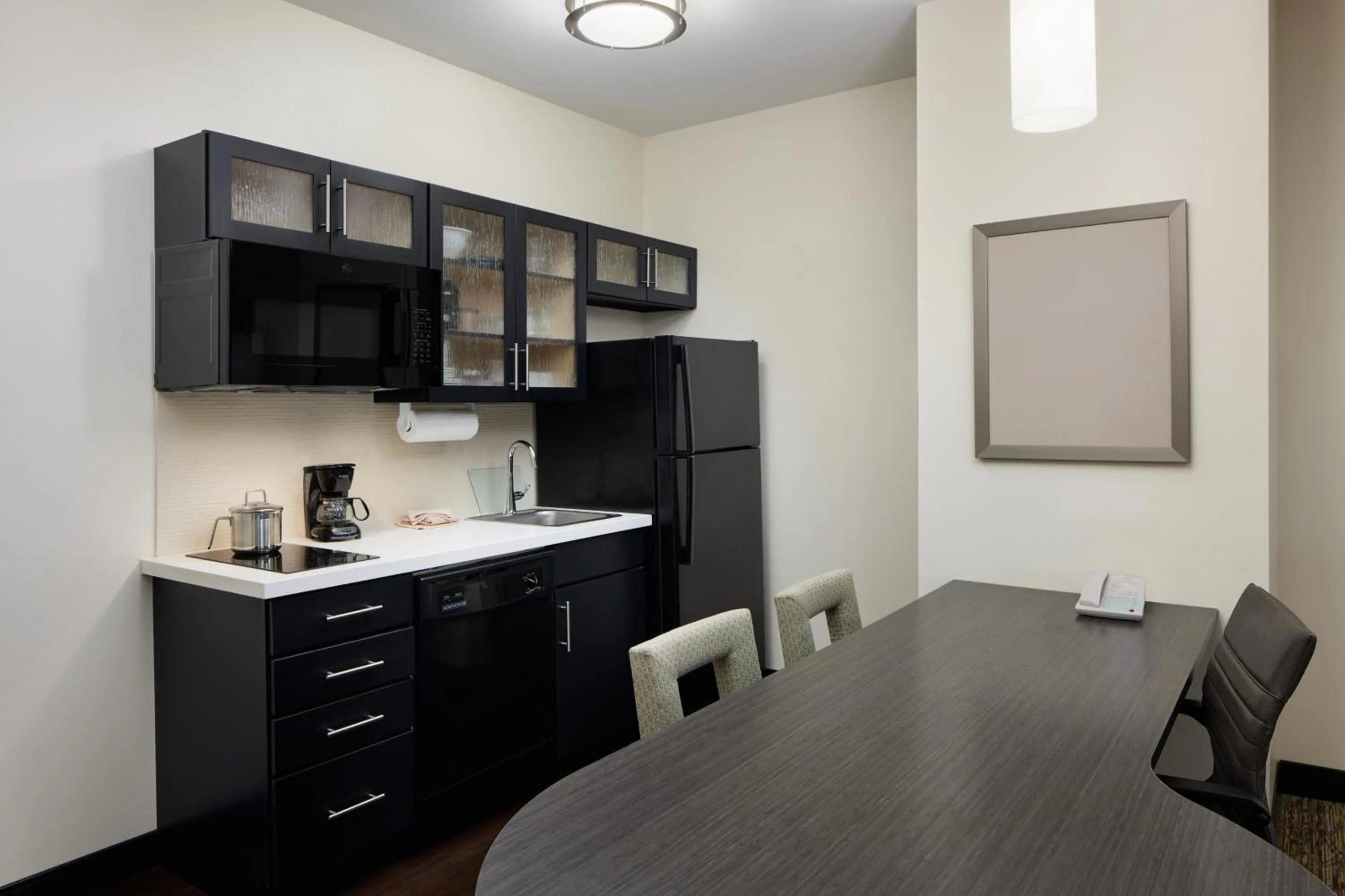 Kitchen or kitchenette in Candlewood Suites Valdosta Mall by IHG