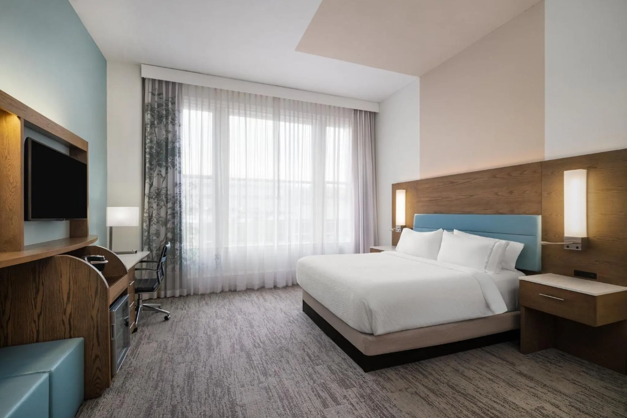 Photo of the whole room, Bed in EVEN Hotel Pittsburgh Downtown by IHG