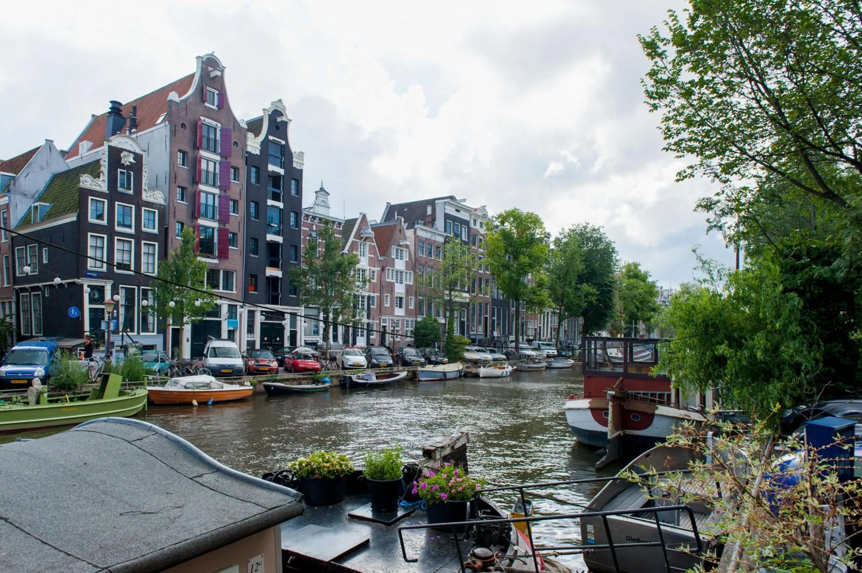 Neighbourhood in TWENTY FIVE Rooms