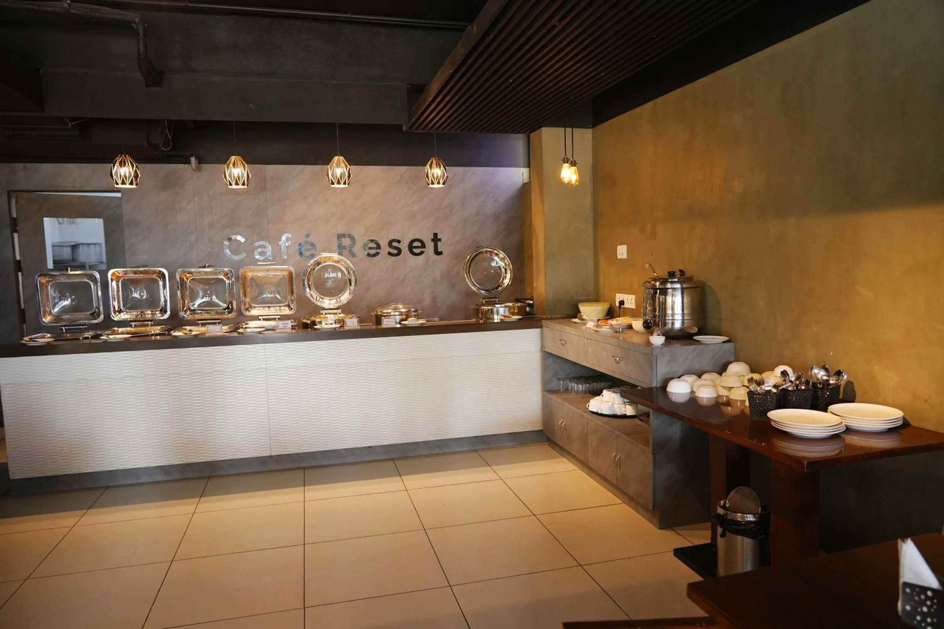 Restaurant/places to eat in Purple Cloud Hotel