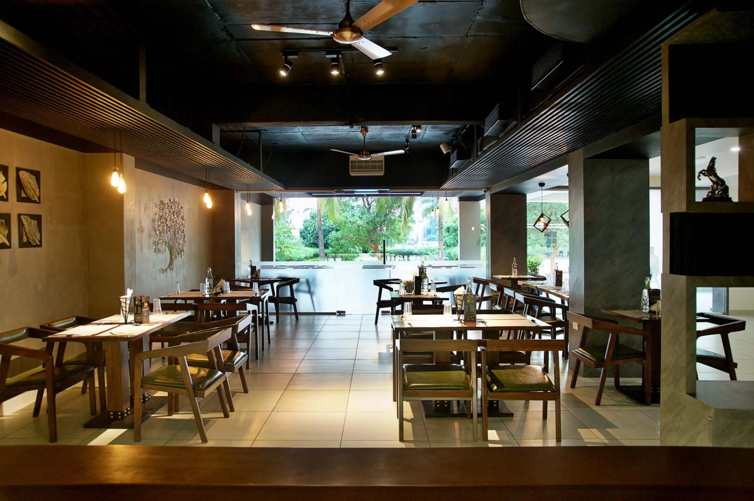 Restaurant/places to eat in Purple Cloud Hotel