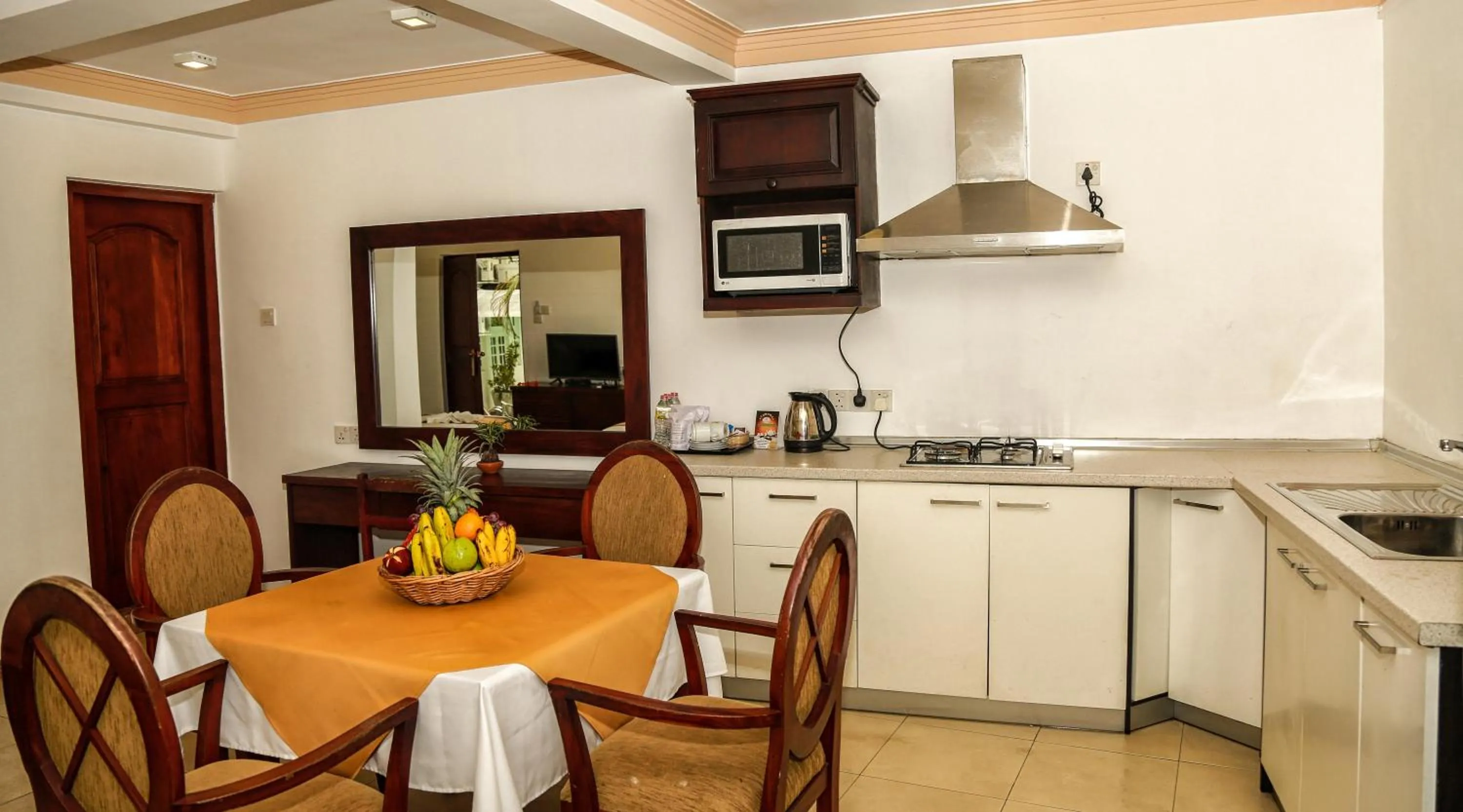 Kitchen or kitchenette in Oak Ray Serene Garden Hotel
