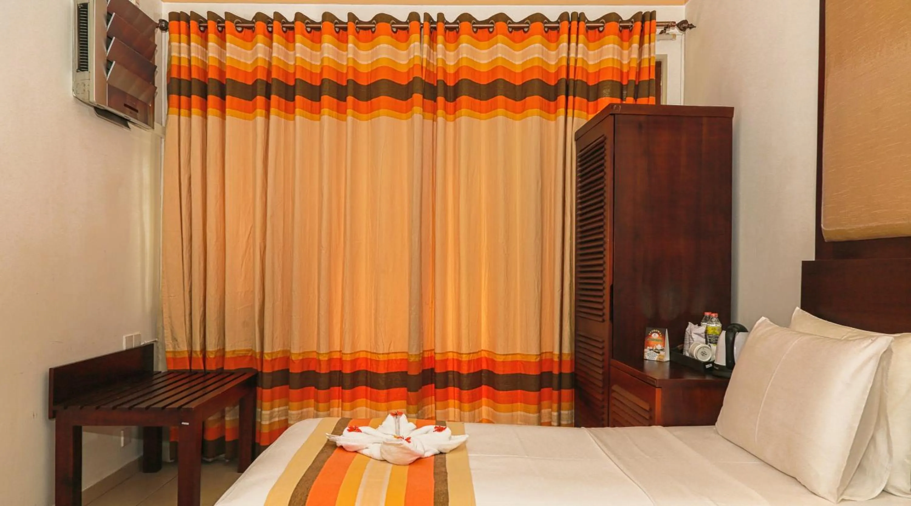 Bedroom, Bed in Oak Ray Serene Garden Hotel