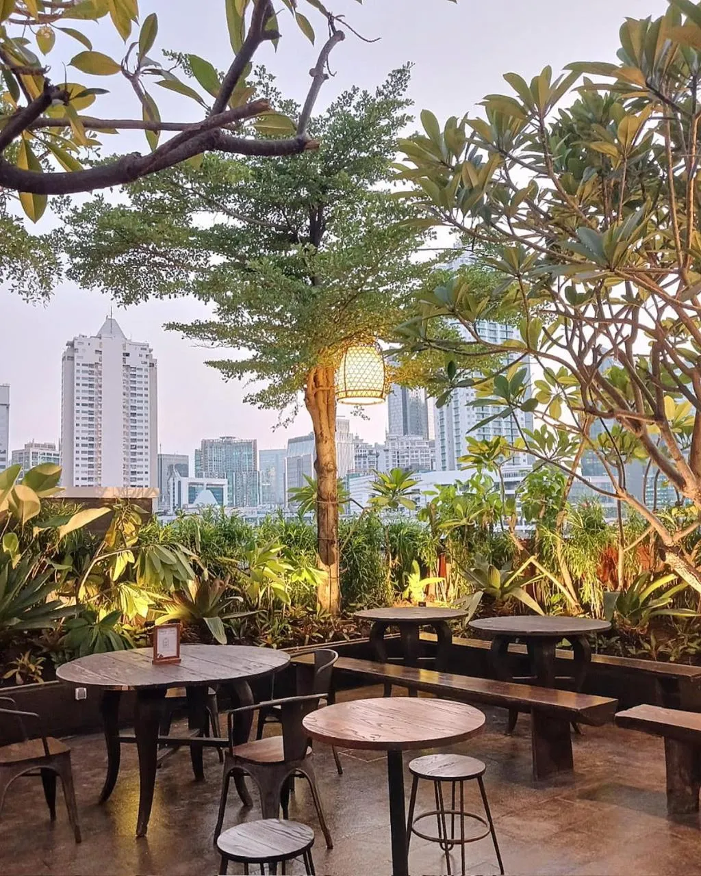 Restaurant/places to eat in Rasuna Icon Hotel