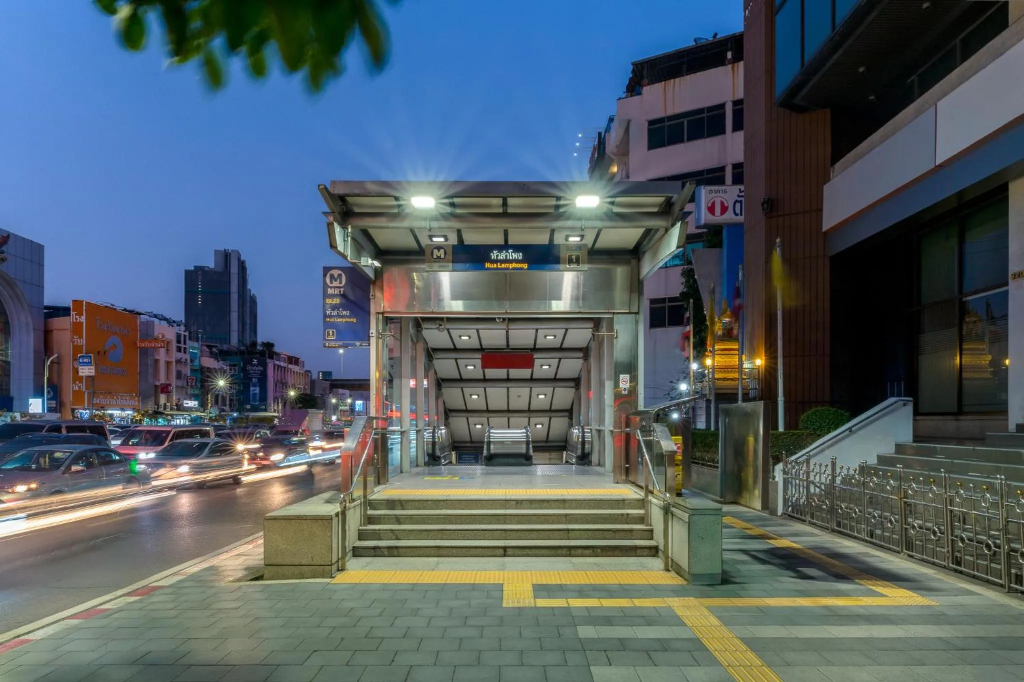 Nearby landmark in At Hua Lamphong Hotel