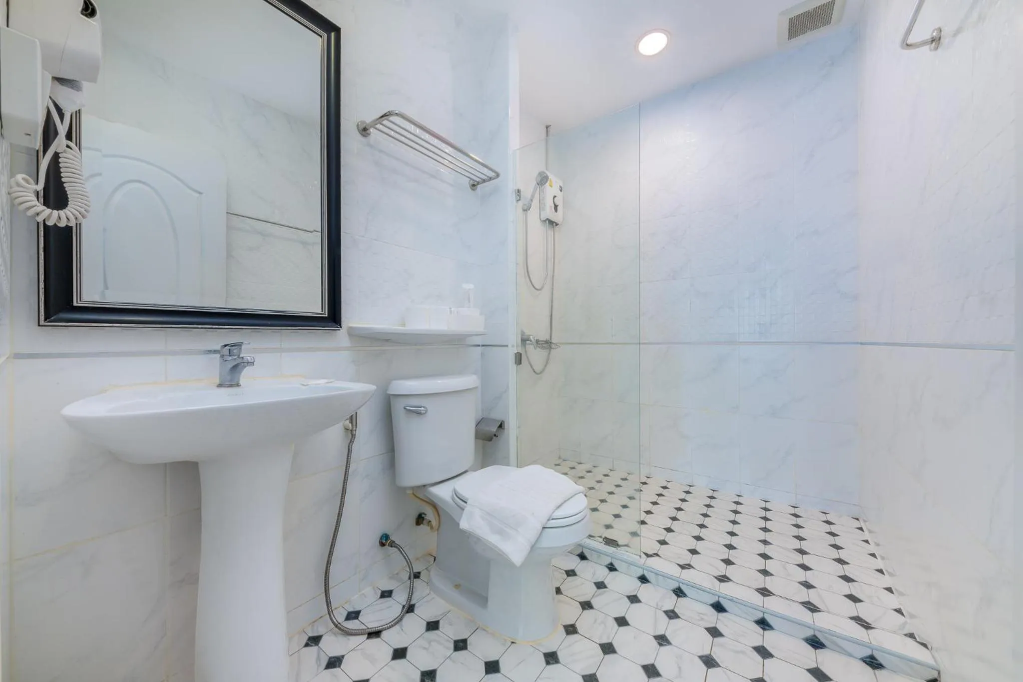 Bathroom in At Hua Lamphong Hotel