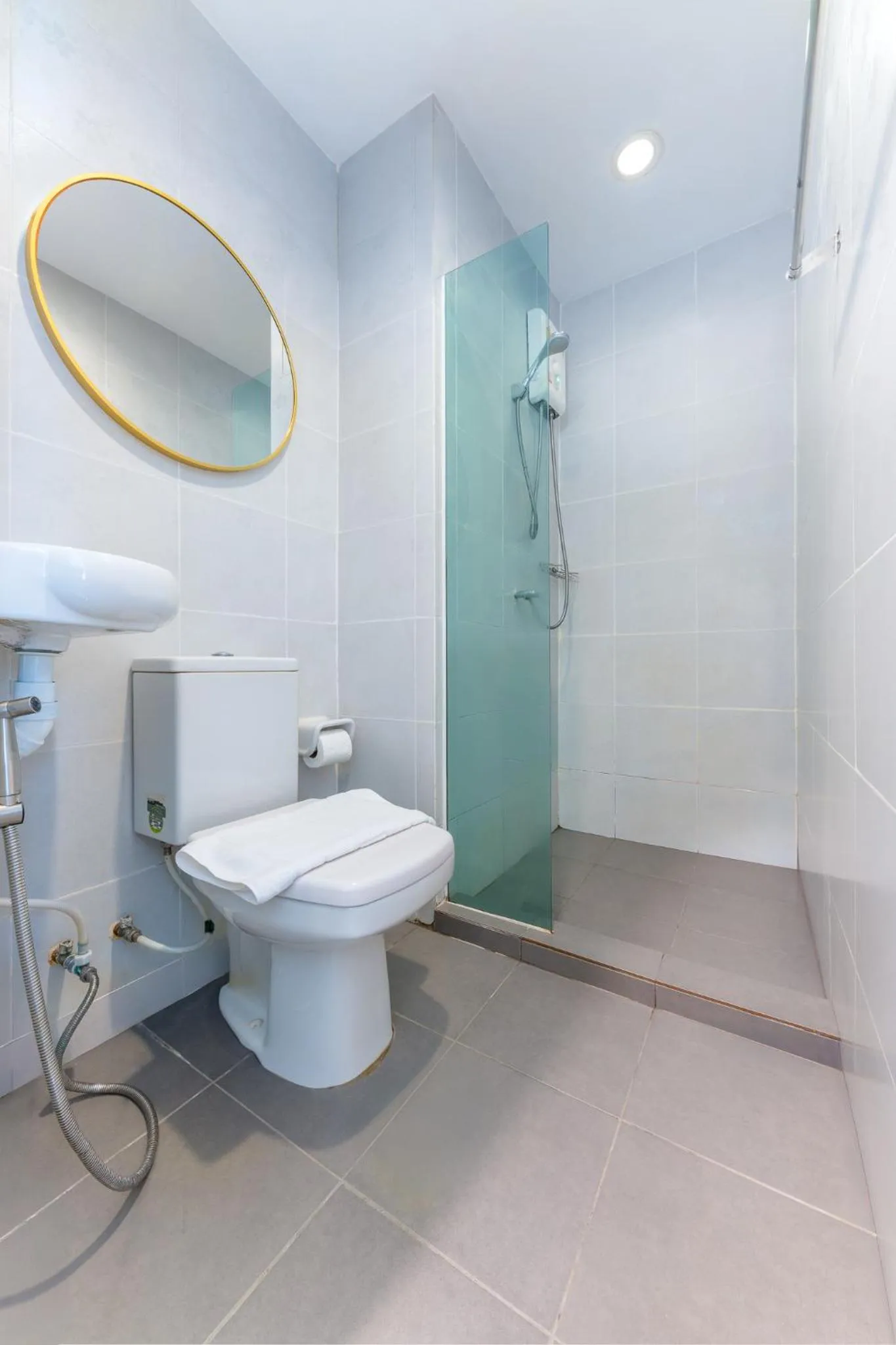 Bathroom in At Hua Lamphong Hotel