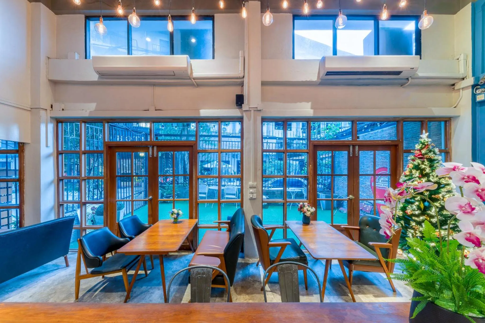 Restaurant/places to eat in At Hua Lamphong Hotel