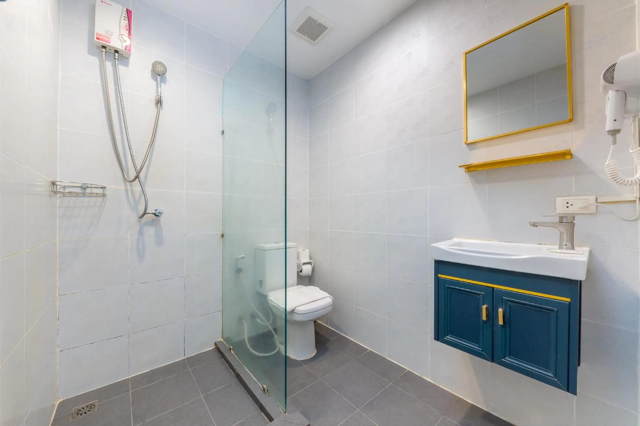 Bathroom in At Hua Lamphong Hotel