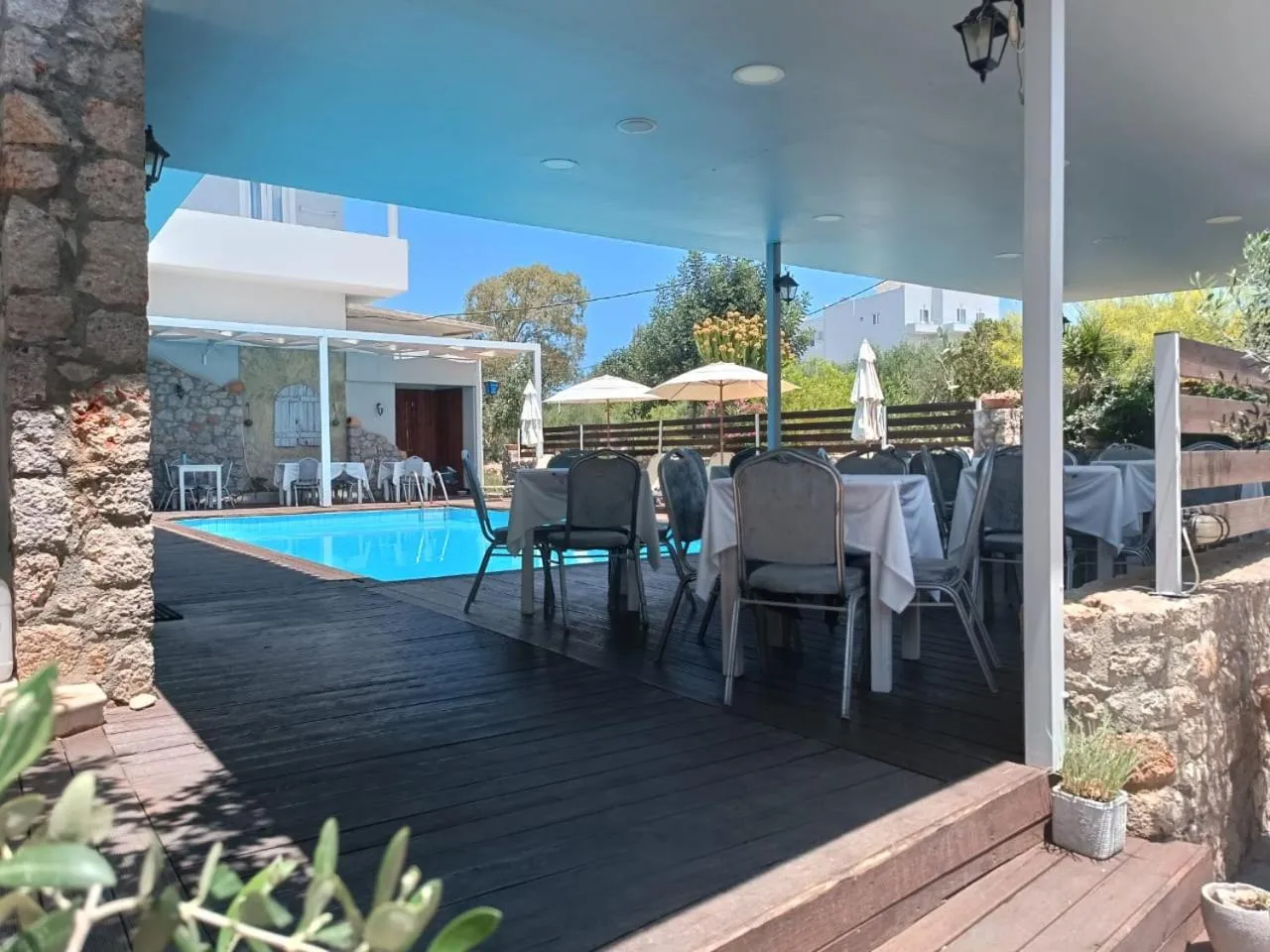 Restaurant/places to eat in Naiades Almiros Hotel