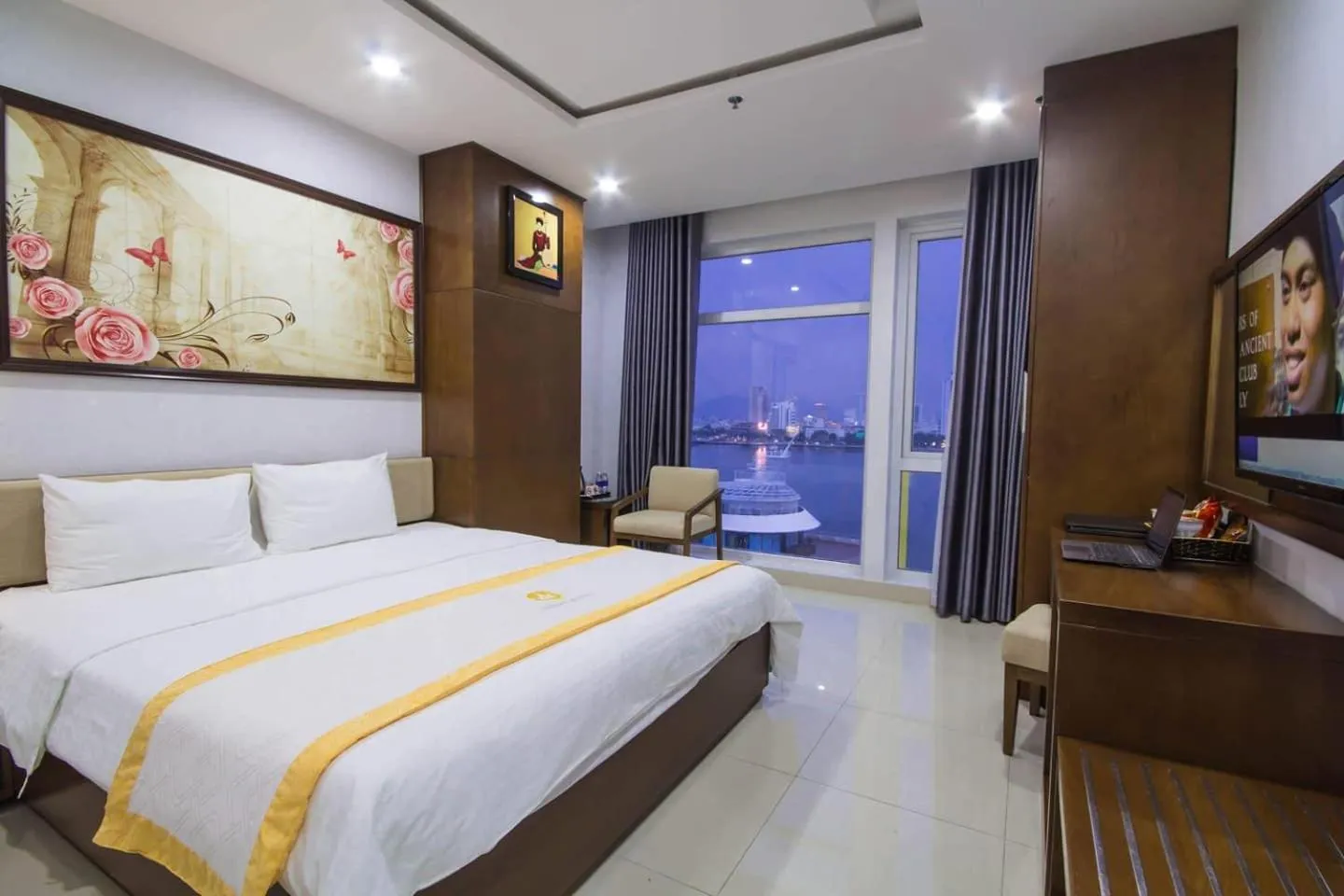 River view, Bed in Merry Hotel