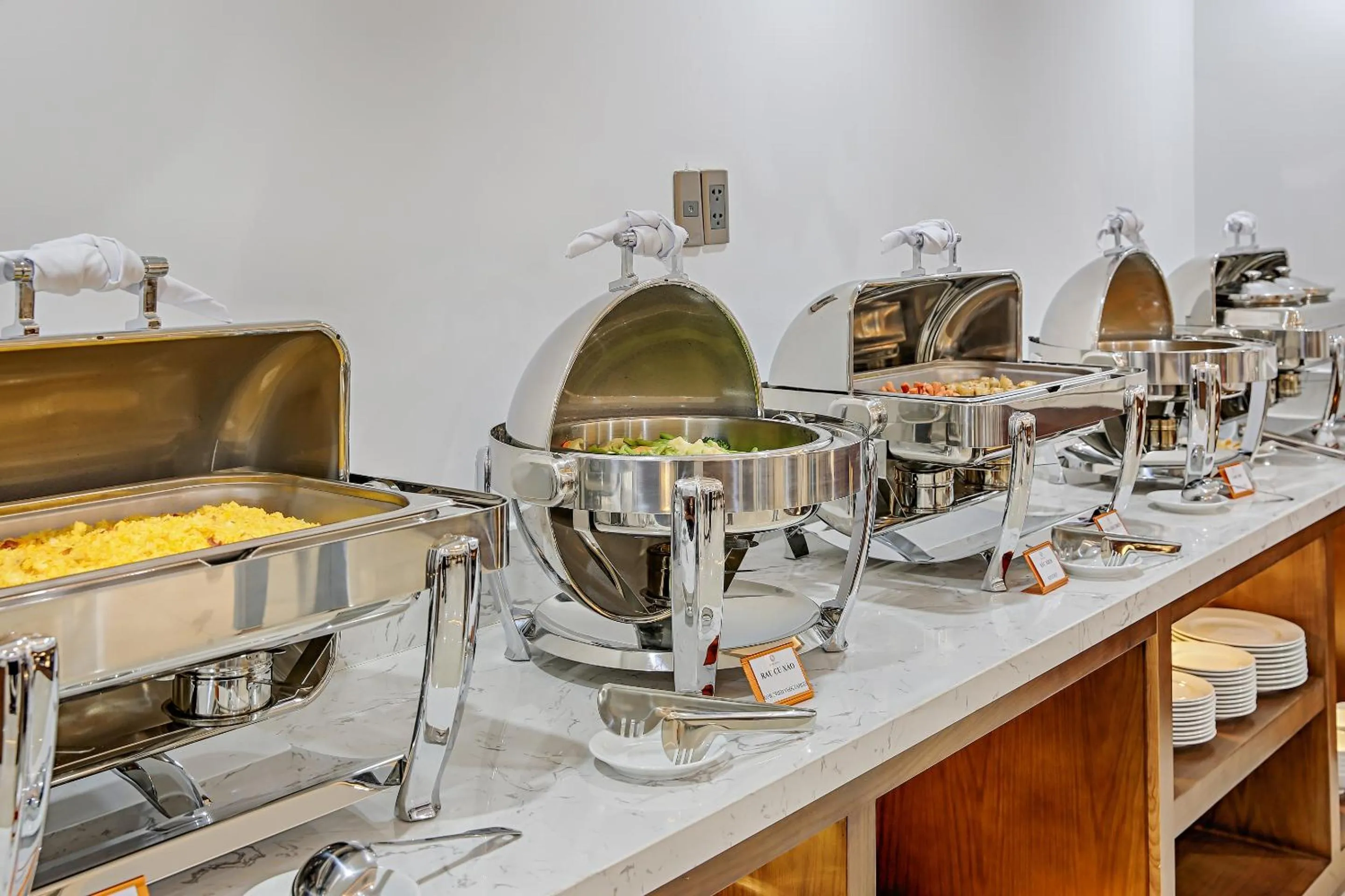 Restaurant/places to eat in Merry Hotel