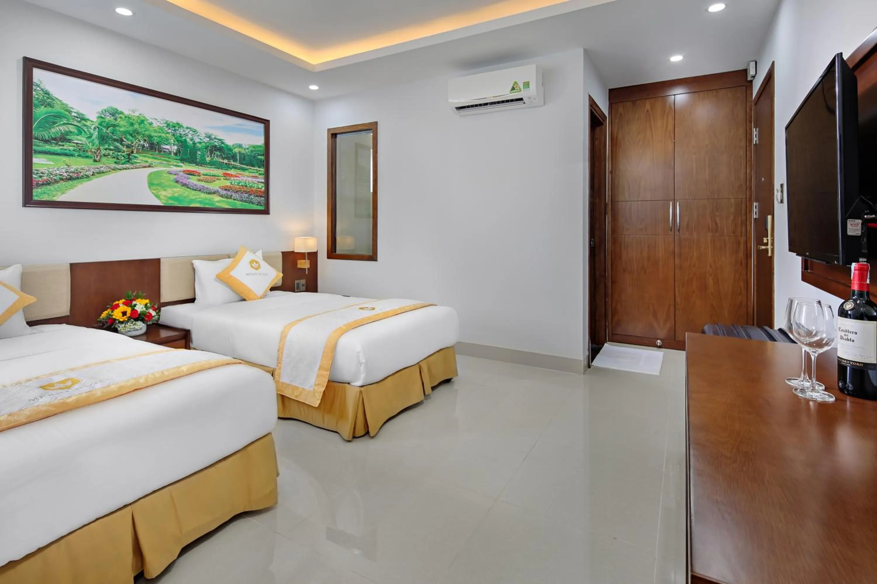 Bedroom, Bed in Merry Hotel