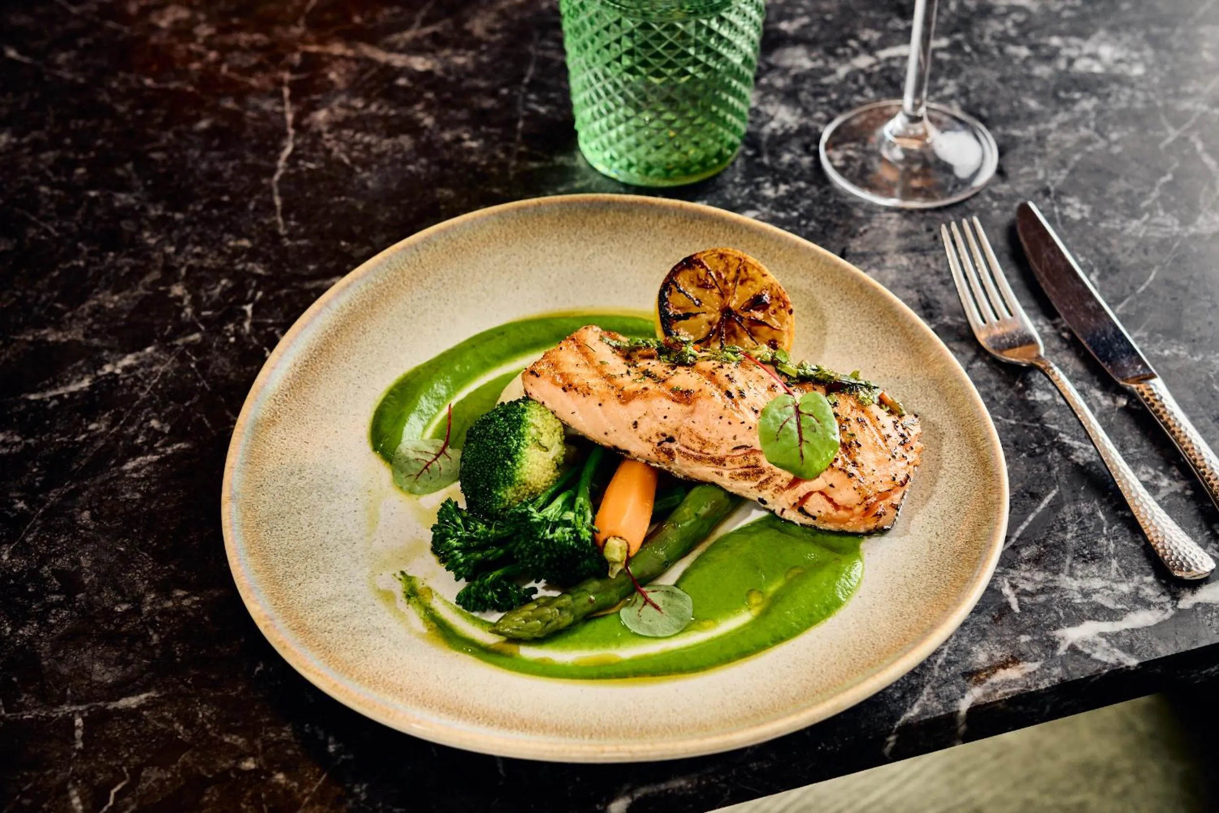 Restaurant/places to eat in Meliá White House Hotel Apartments