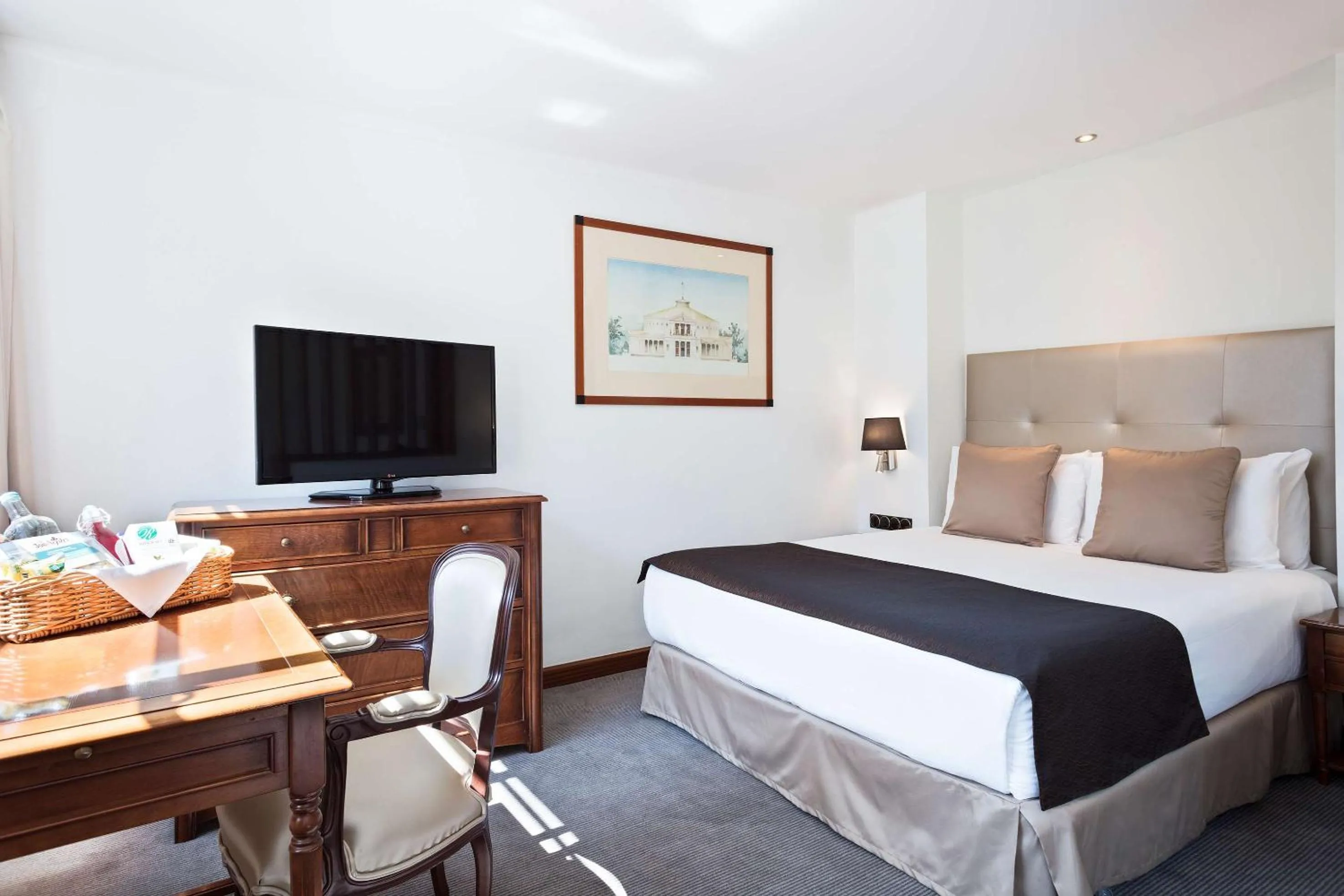 Photo of the whole room, Bed in Meliá White House Hotel Apartments