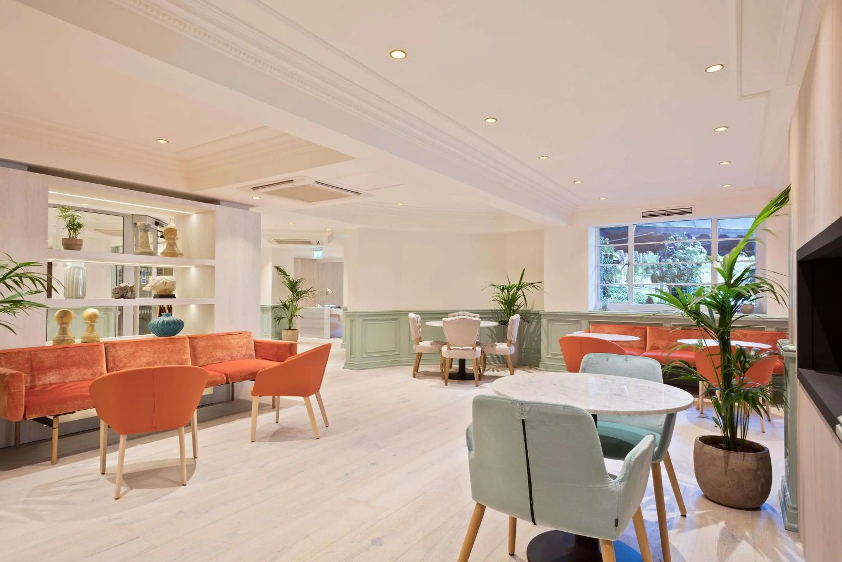 Lounge or bar in Meliá White House Hotel Apartments