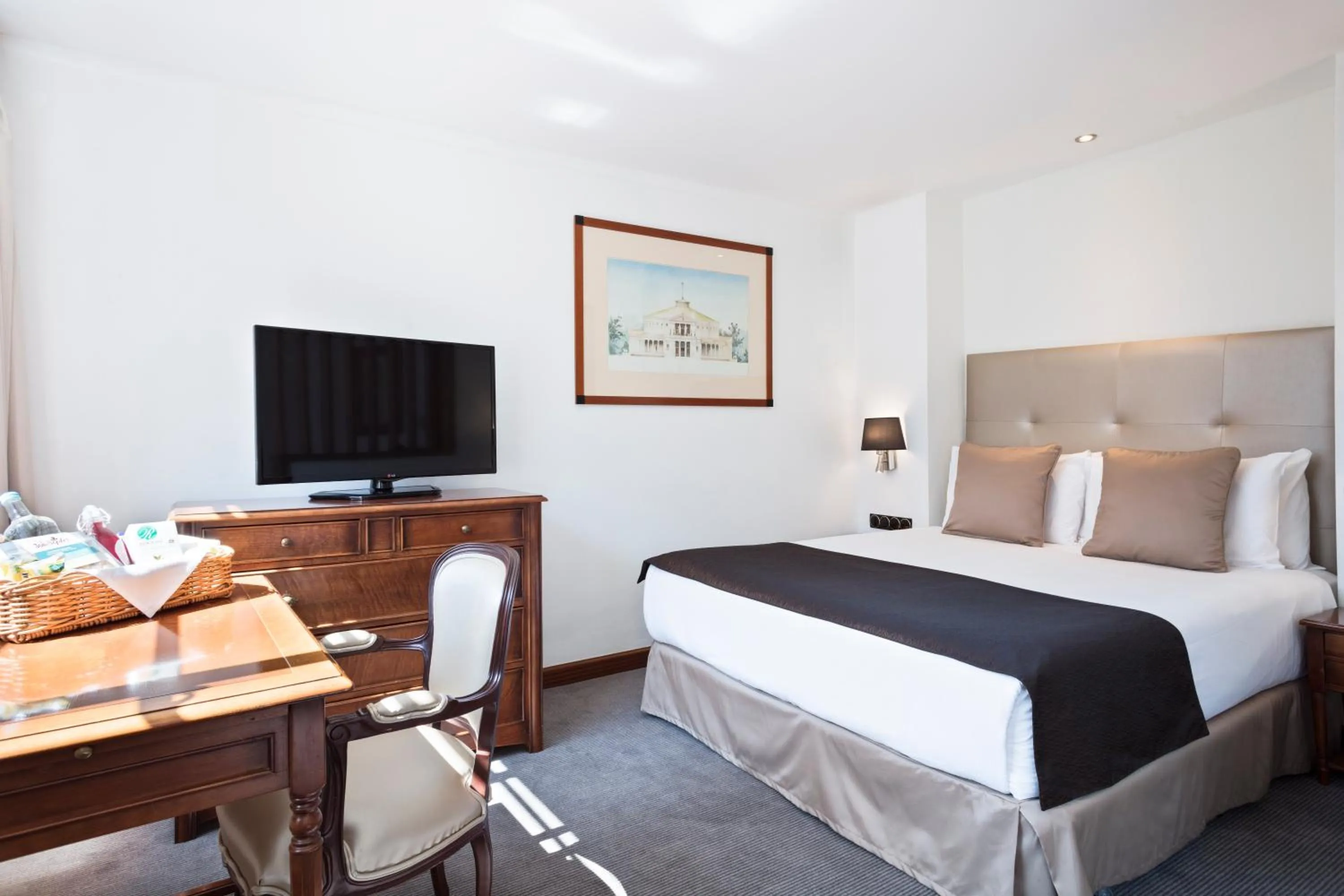 Bedroom, Bed in Meliá White House Hotel Apartments