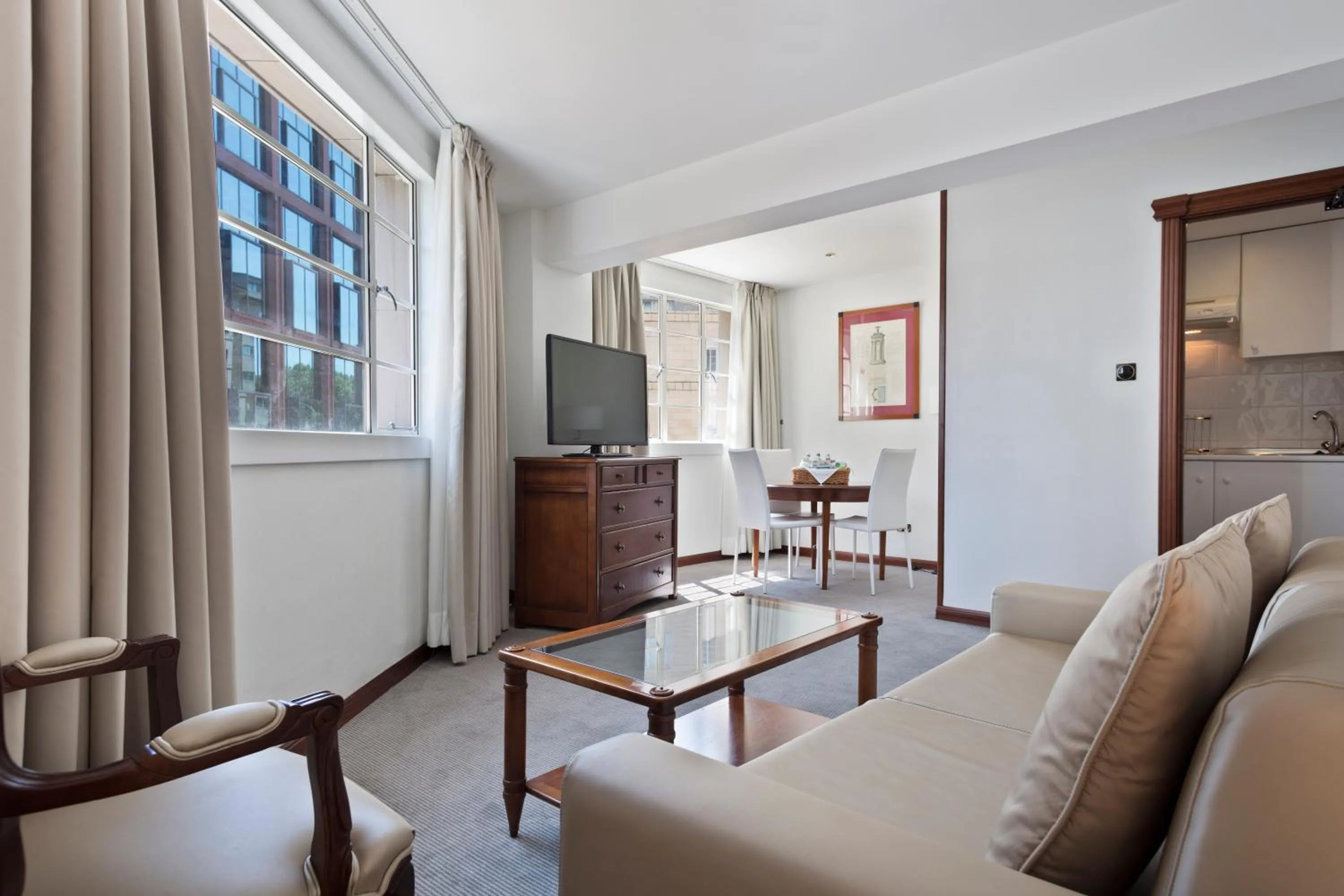 Living room in Meliá White House Hotel Apartments