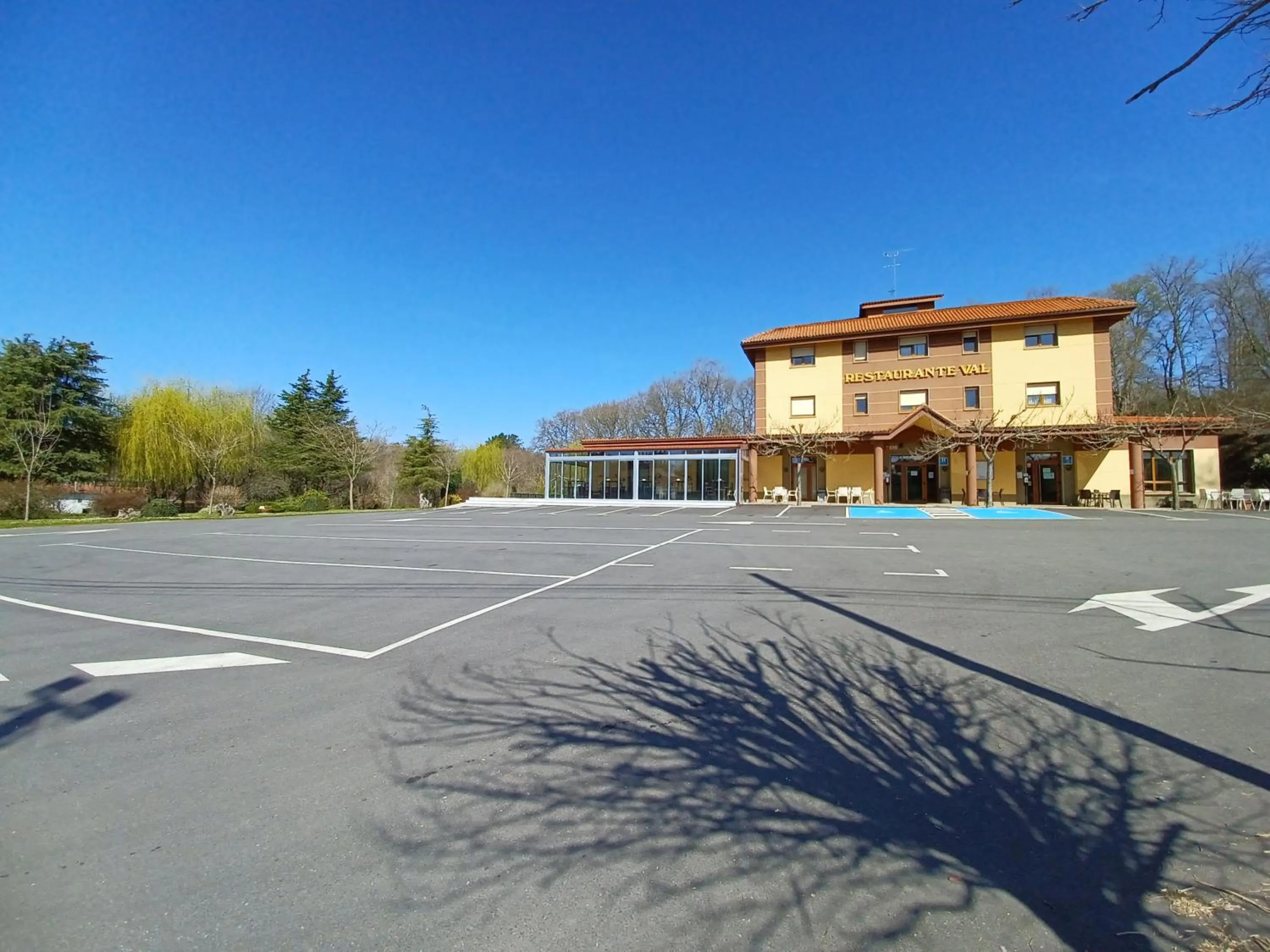 Property building in Hotel Restaurante Val