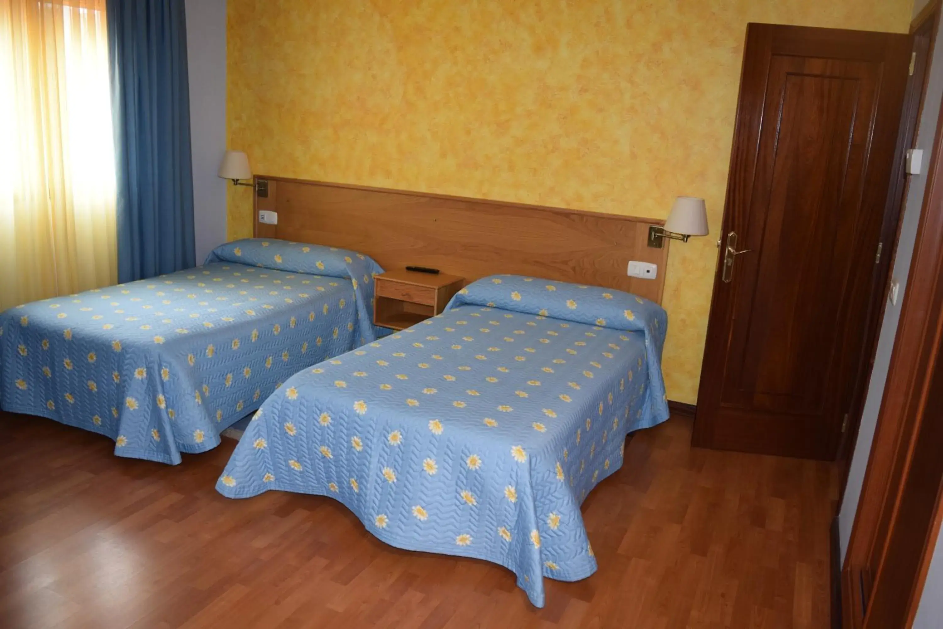 Twin Room - single occupancy in Hotel Restaurante Val Twin Room - single occupancy in Hotel Restaurante Val