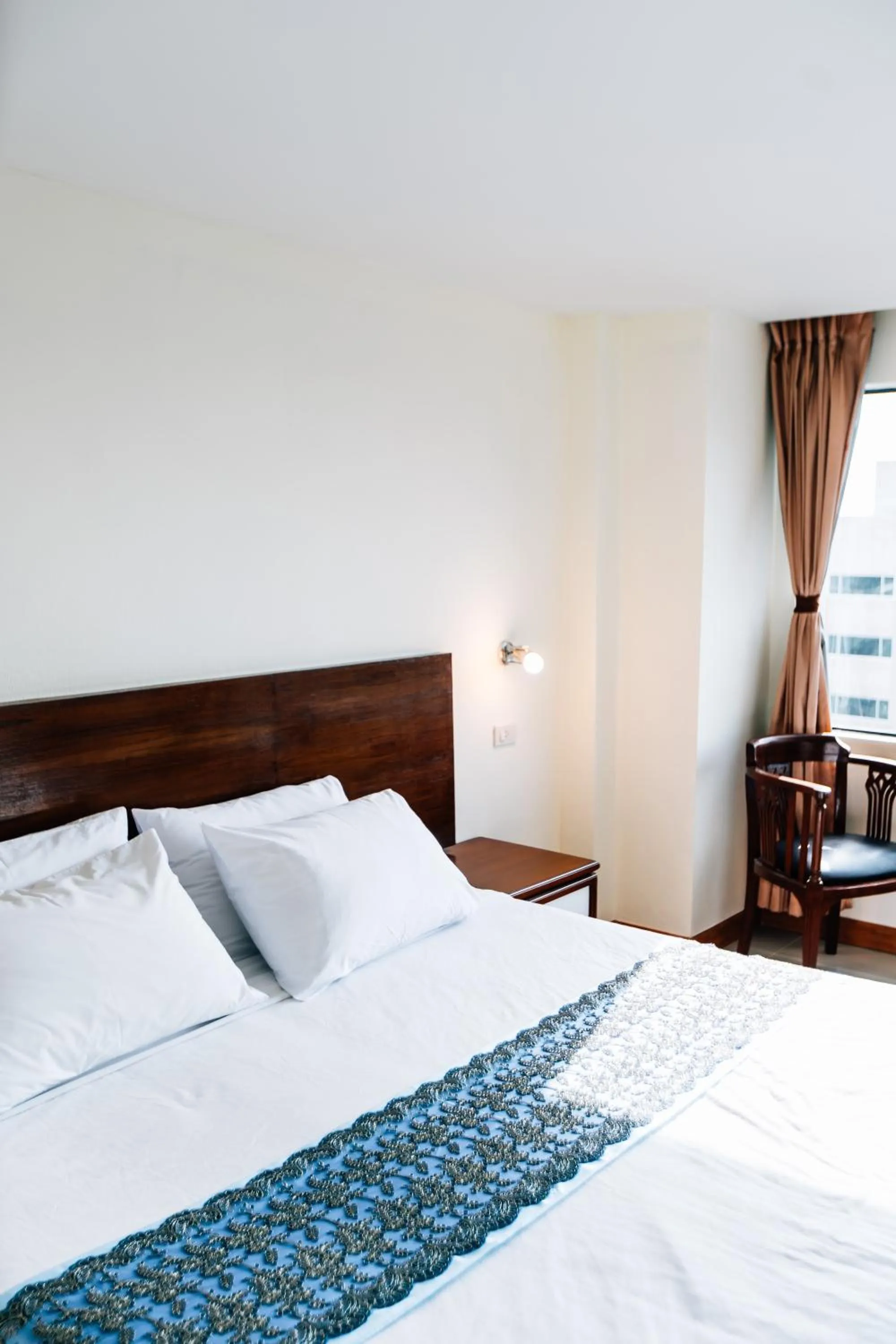 Photo of the whole room, Bed in Sinkiat Thani Hotel