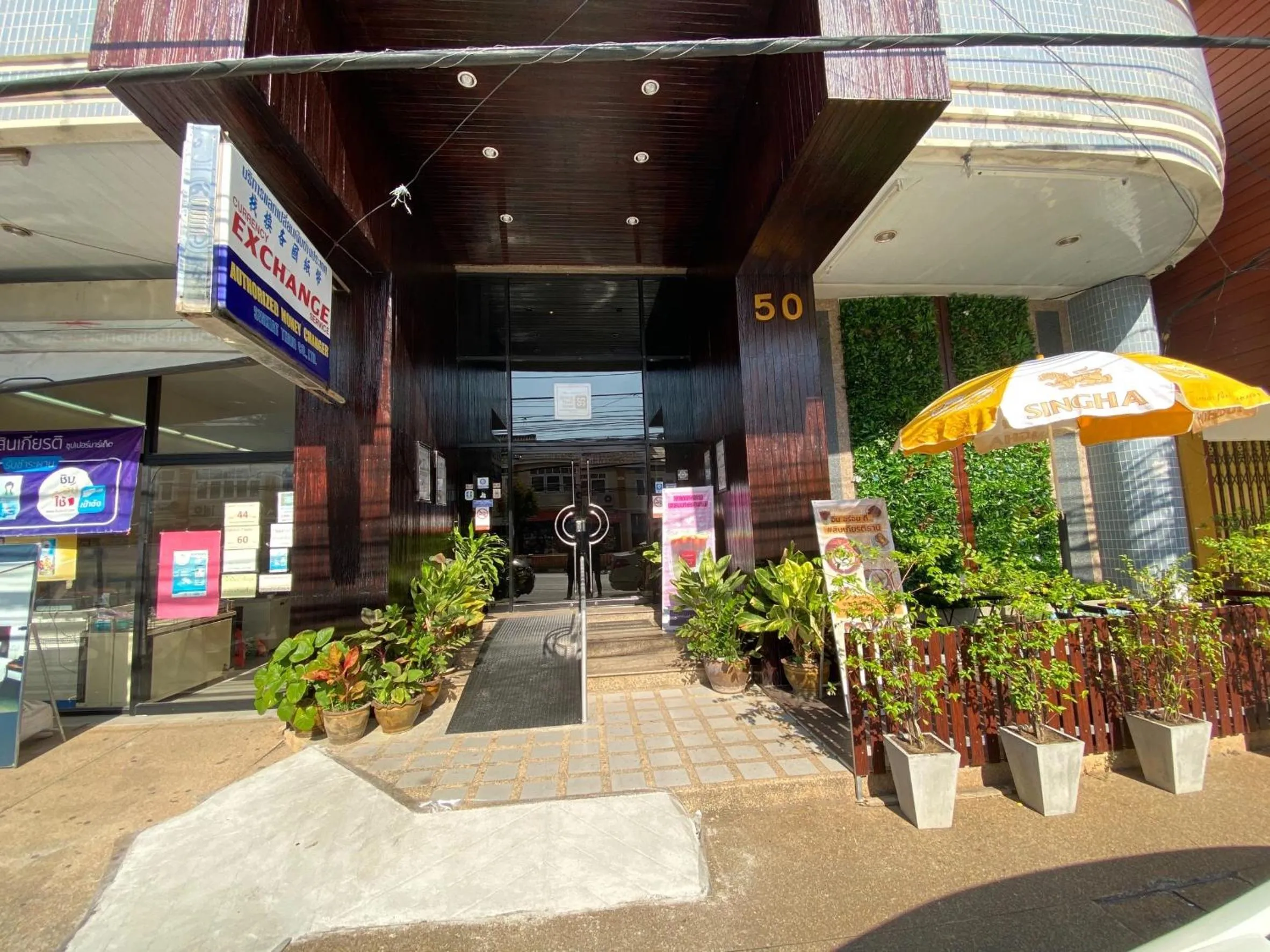 Facade/entrance in Sinkiat Thani Hotel