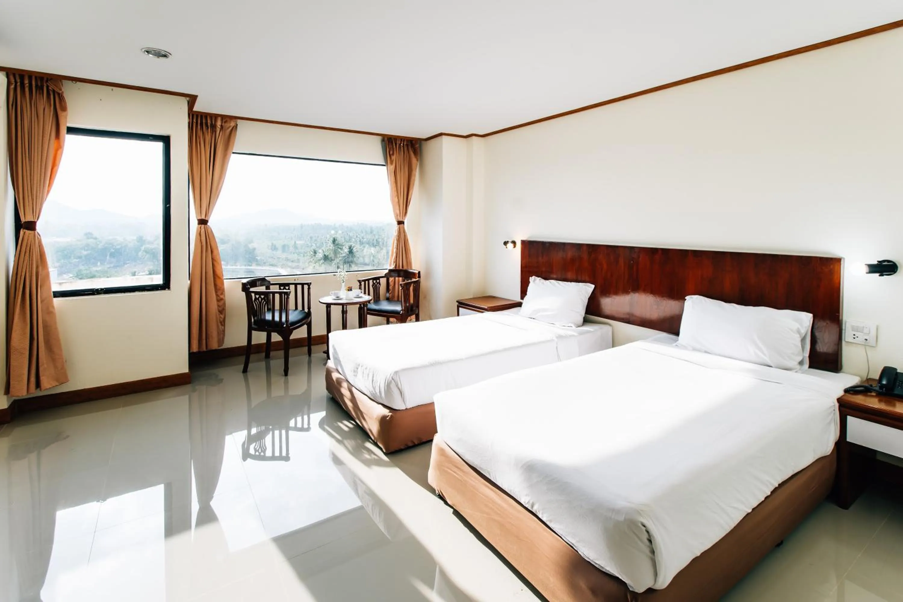 Photo of the whole room, Bed in Sinkiat Thani Hotel