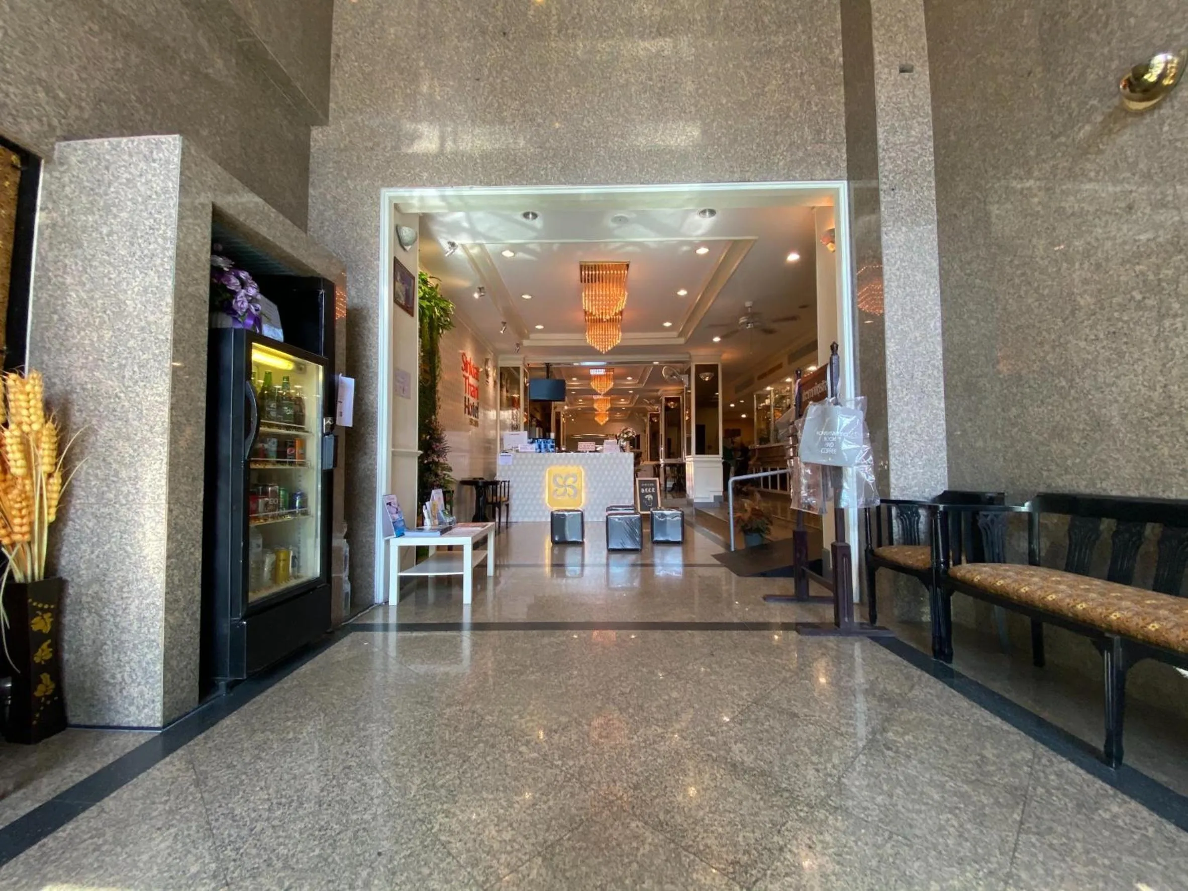 Facade/entrance in Sinkiat Thani Hotel