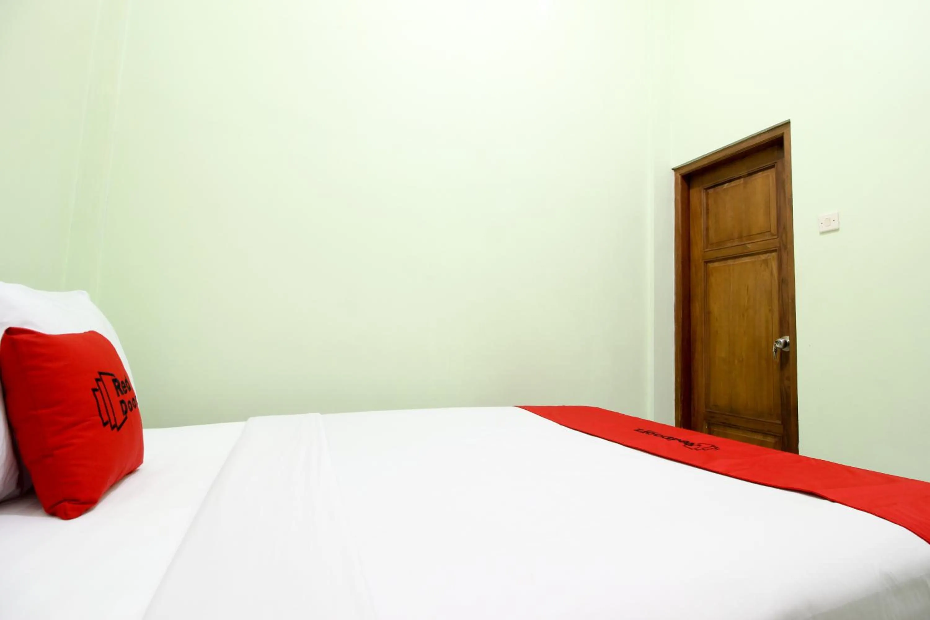 Bedroom in RedDoorz Plus near Taman Sari