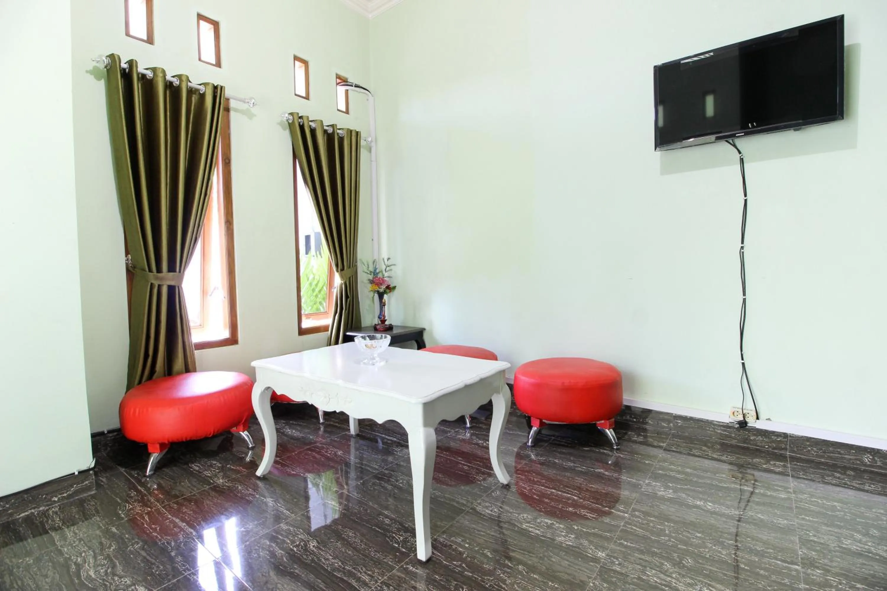 Communal lounge/ TV room in RedDoorz Plus near Taman Sari