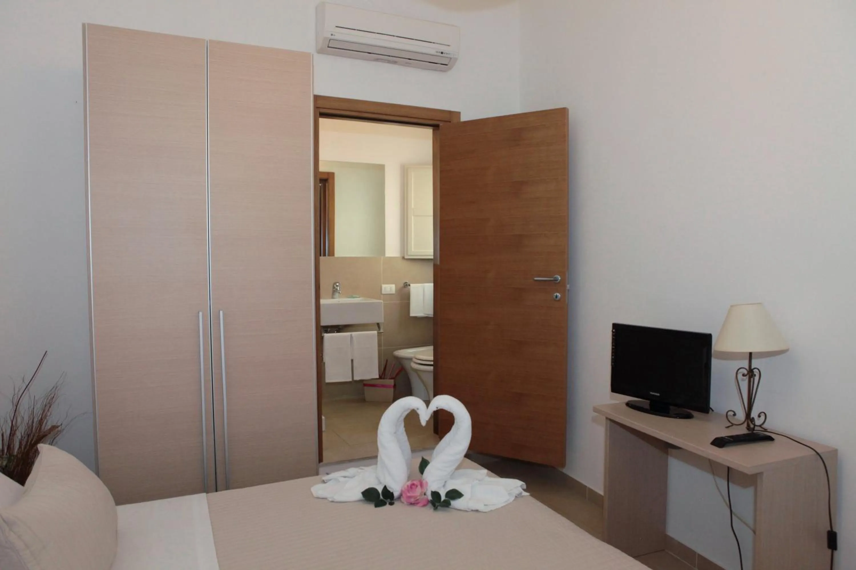 Photo of the whole room, Bed in La Corte Di Ibla