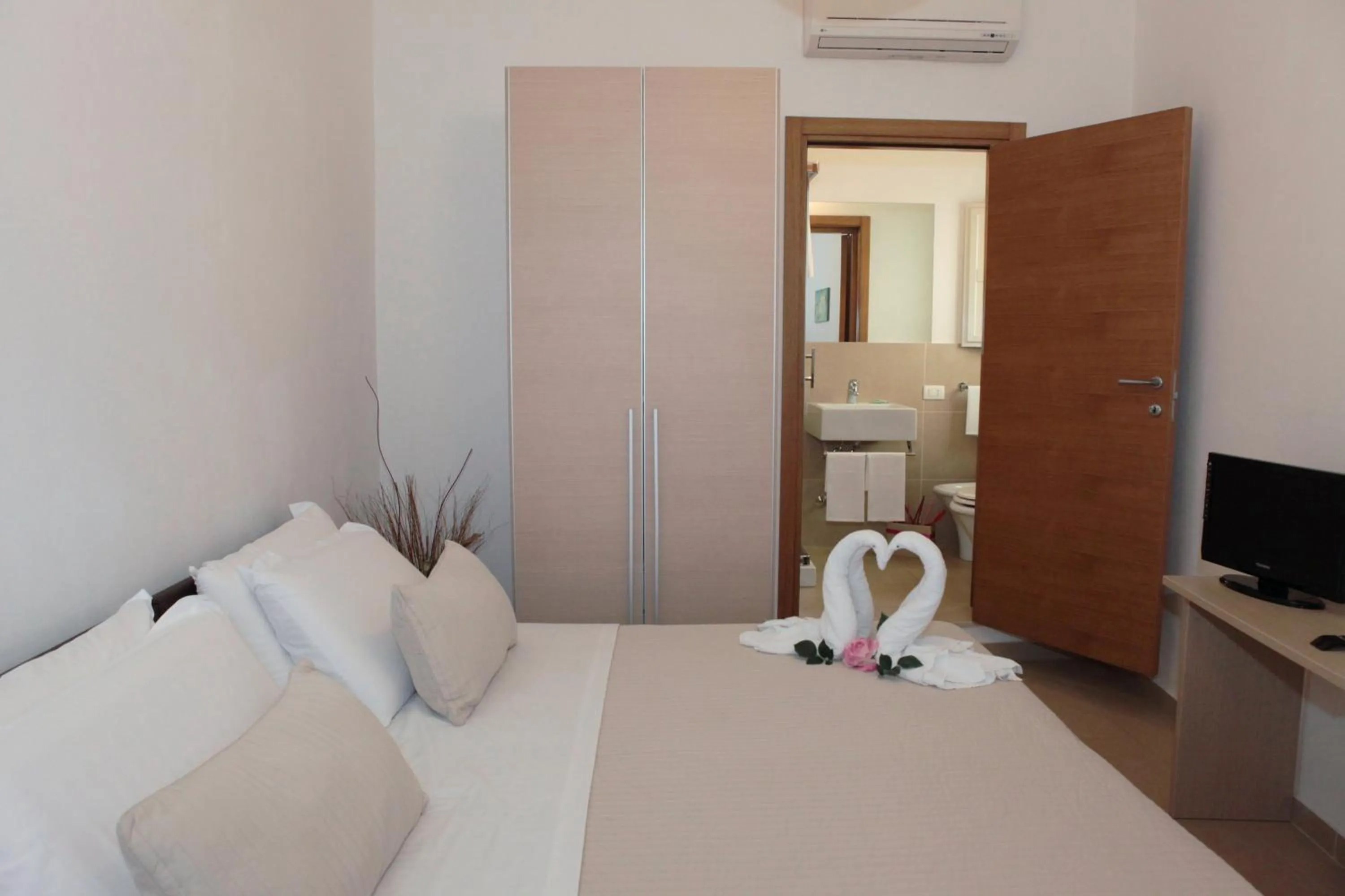 Photo of the whole room, Bed in La Corte Di Ibla