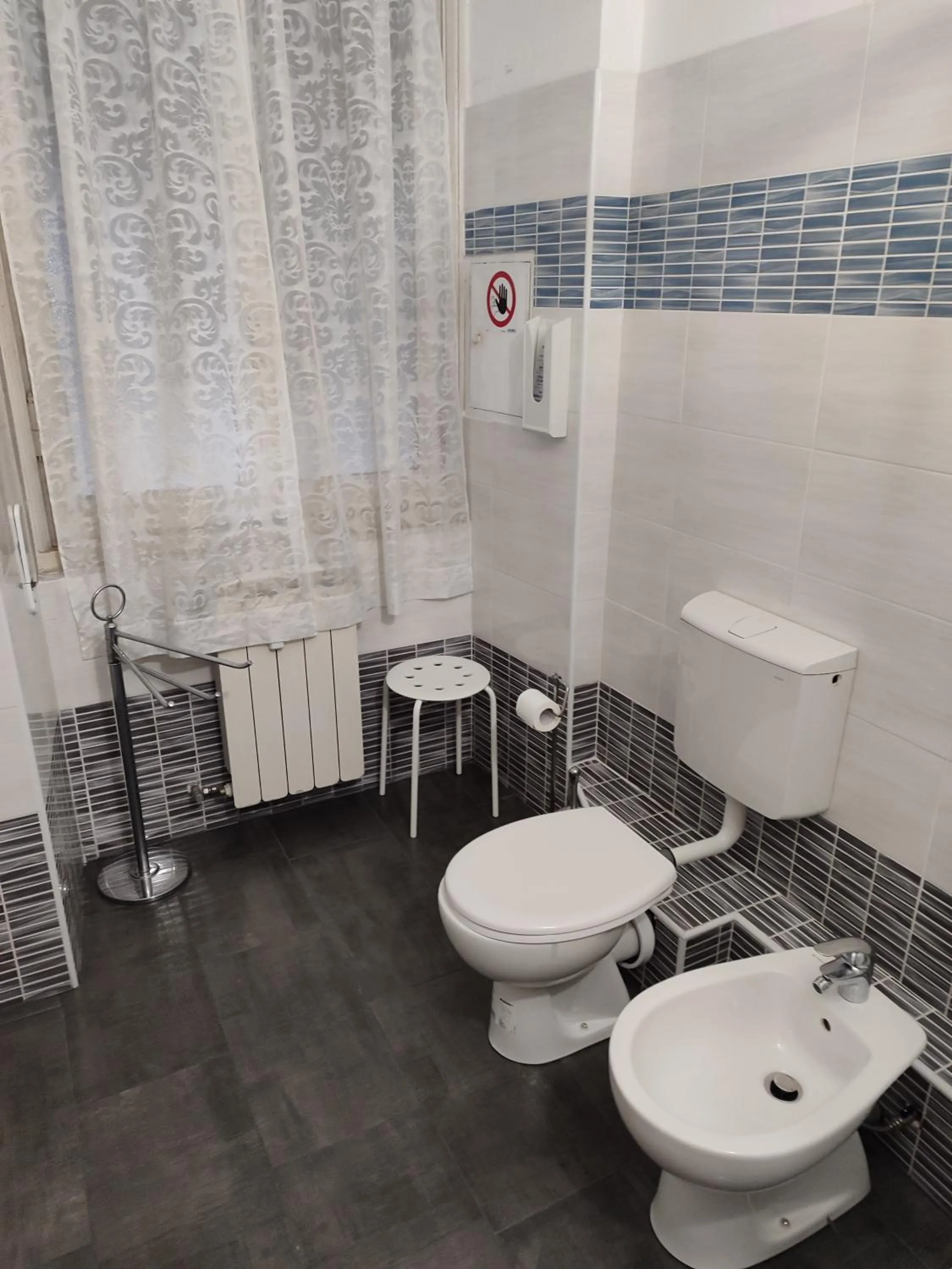 Bathroom in Albergo Locanda Alambra