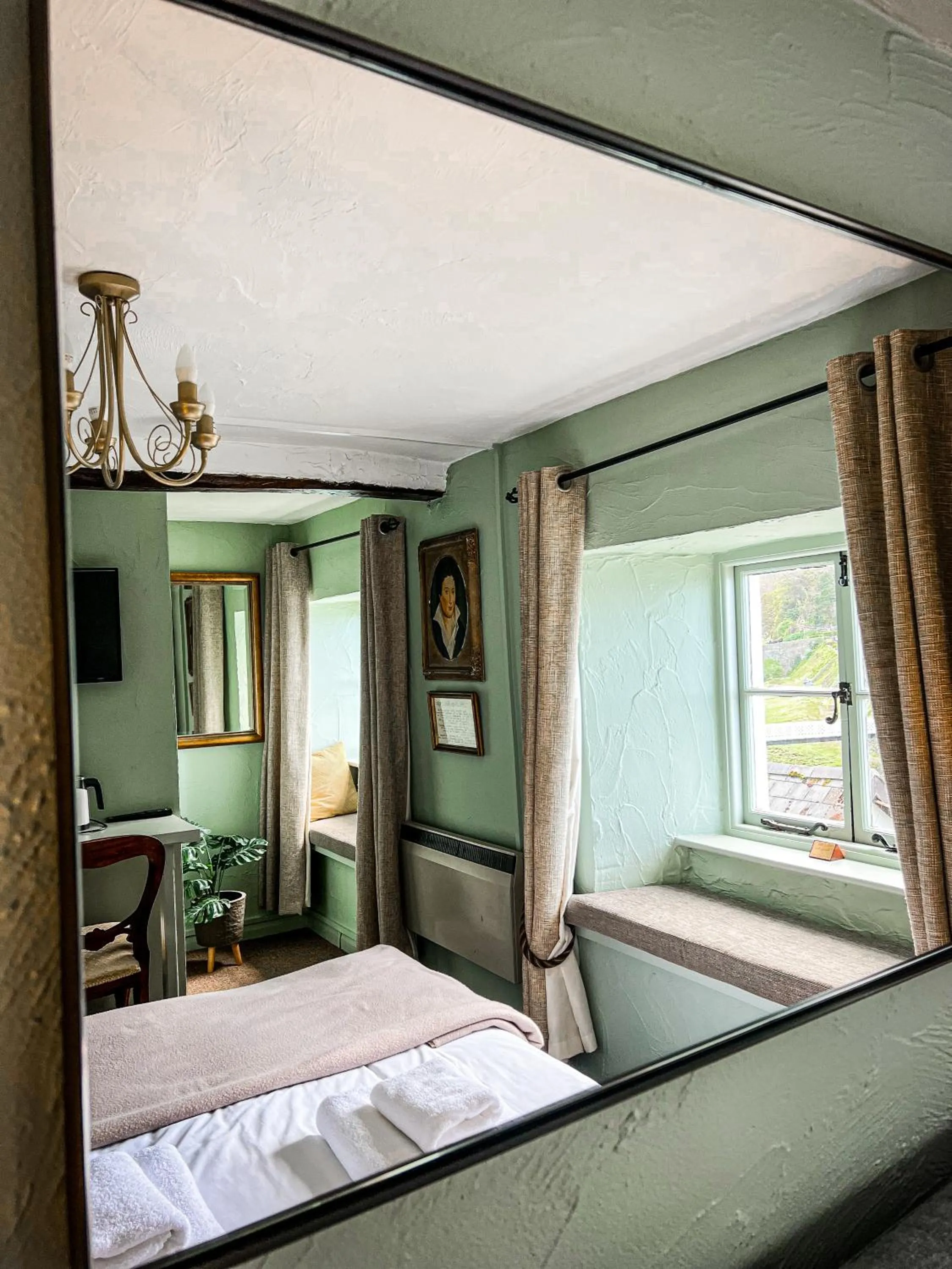 TV and multimedia, Bed in Rising Sun Hotel