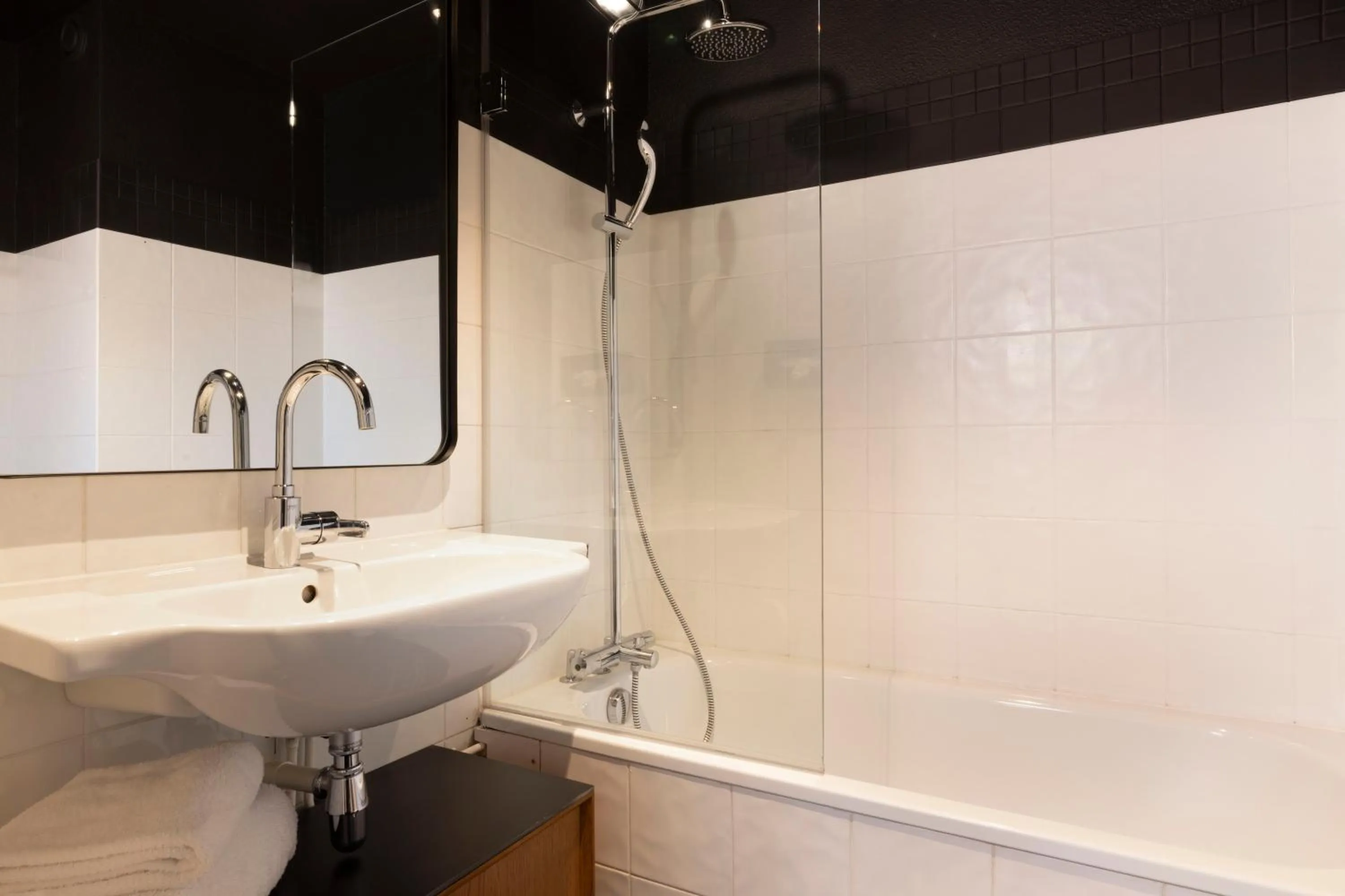 Shower in Best Western Plus Hotel Cargo