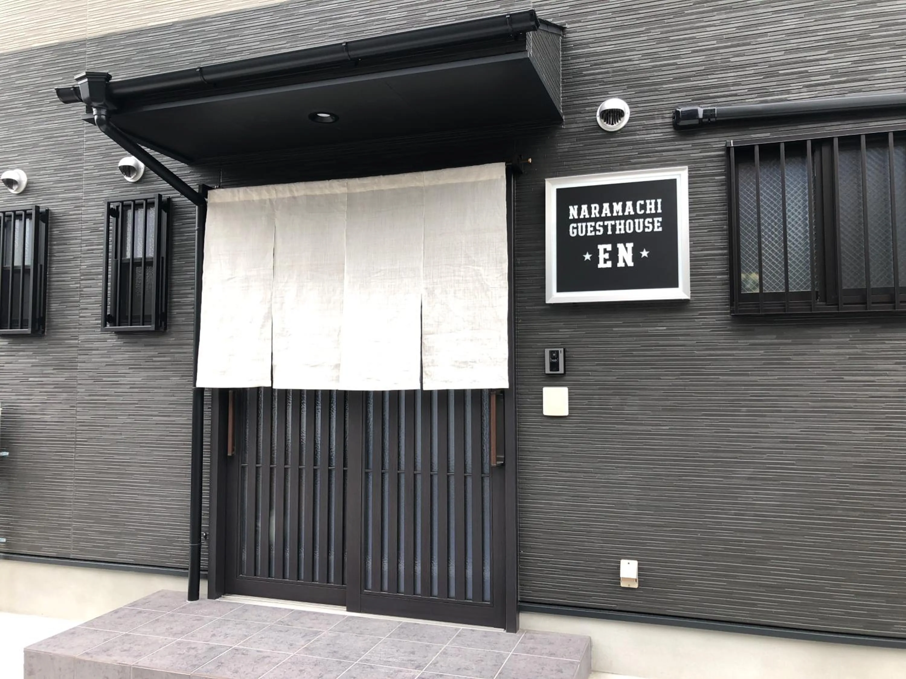 Facade/entrance in Guest House En