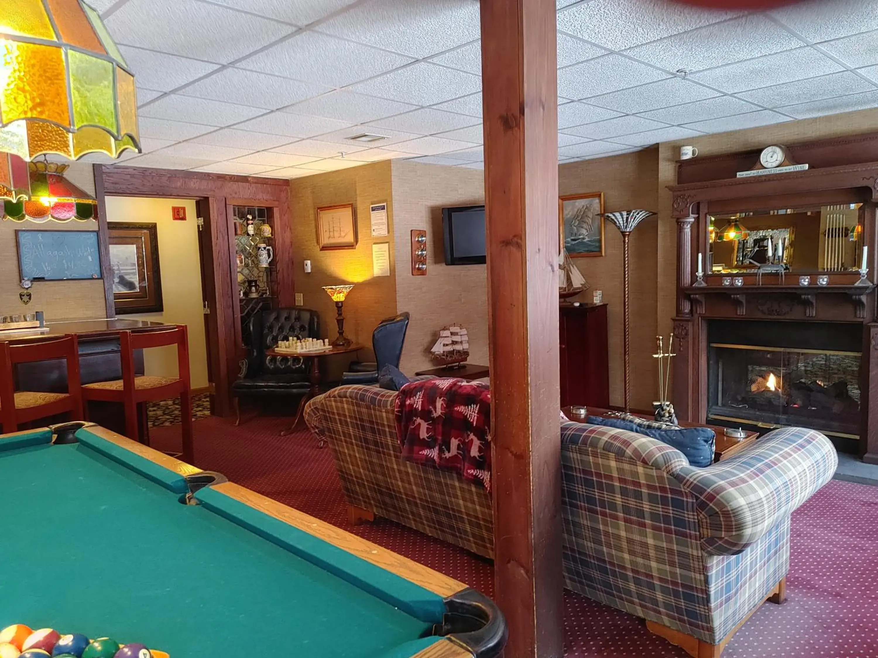 Lounge or bar in Inn at Ellis River Lounge or bar in Inn at Ellis River